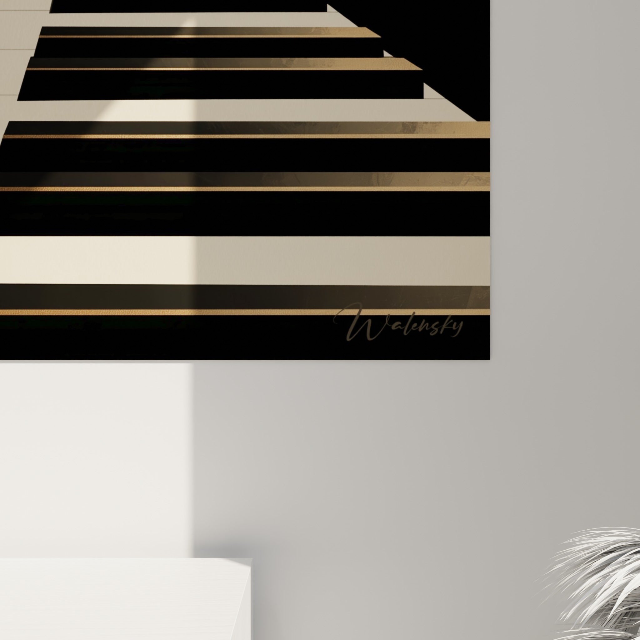 Détail des touches ivoire et noires du piano où l'on distingue le grain lisse et les fins reflets dorés