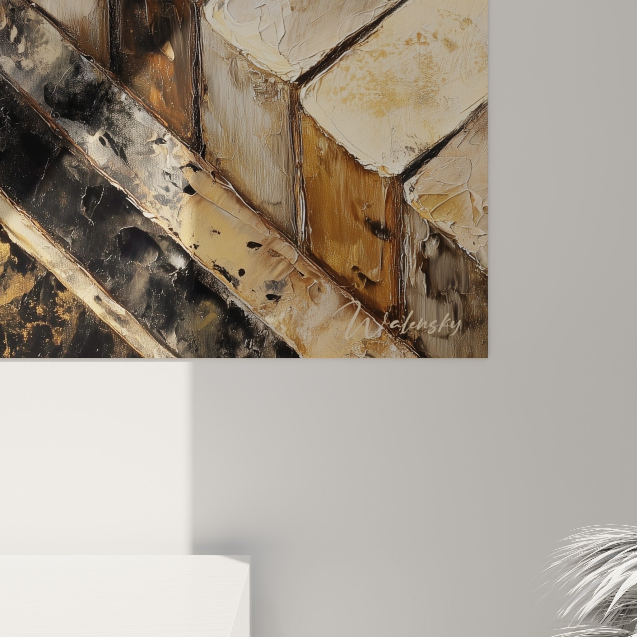 Détail de la matière picturale d'un clavier, empâtements dorés et coulures noires se mêlant sur la toile