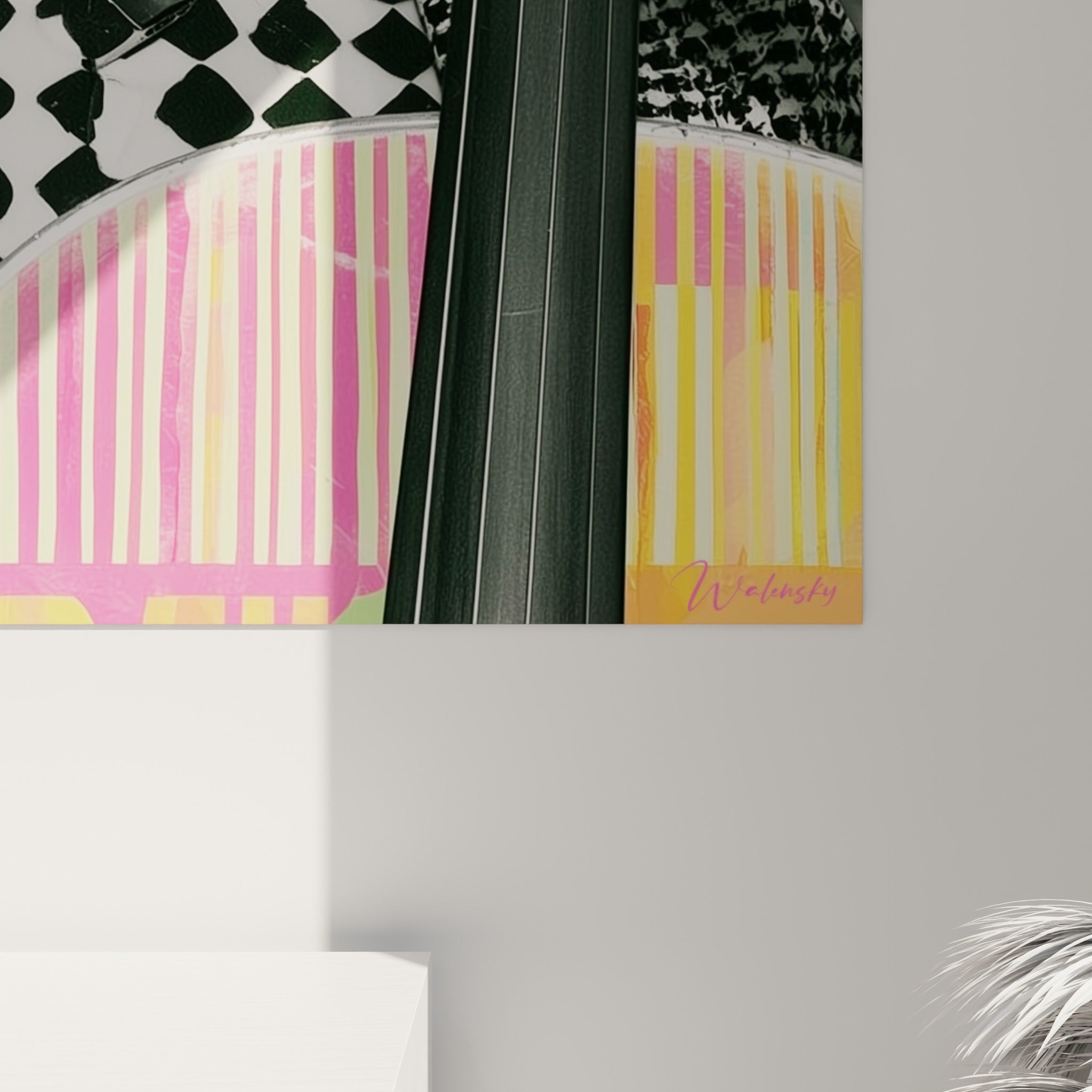 Détail du motif pied-de-poule noir et blanc et des éclaboussures jaunes et roses de la toile Musique