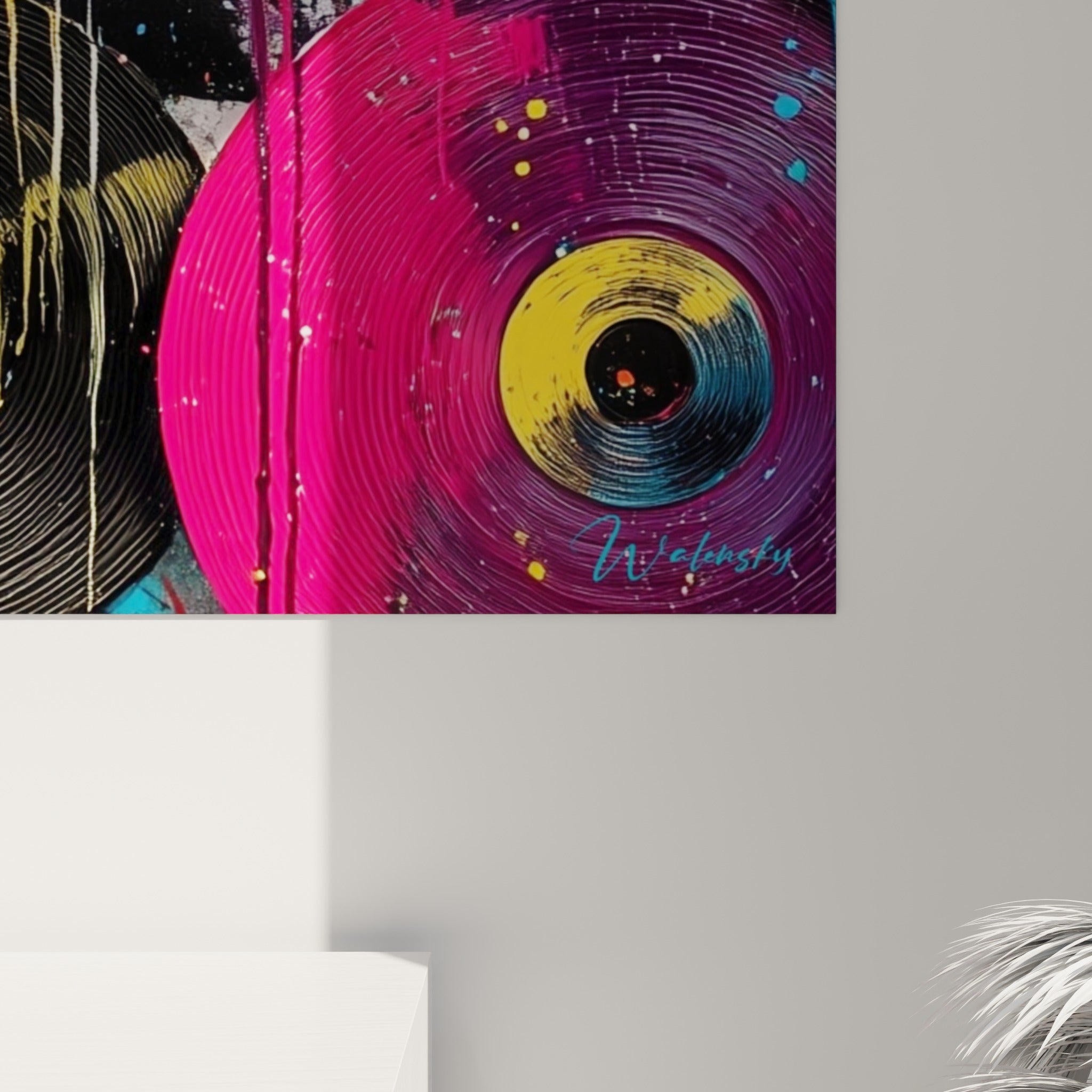Détail des sillons peints en fuchsia et anthracite, coulures épaisses et grain visible de la matière picturale