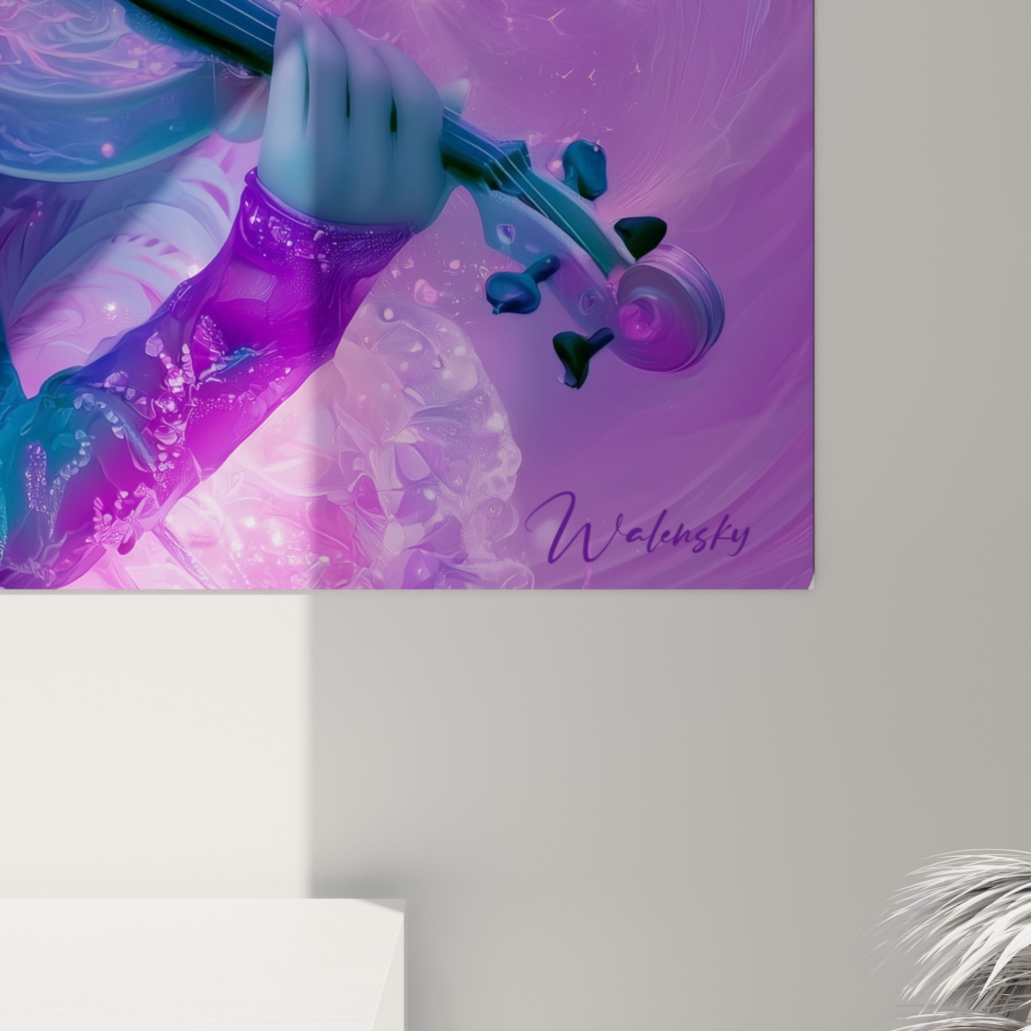 Détail des pétales nacrés et des reflets bleu turquoise sur la robe brodée de la violoniste mauve