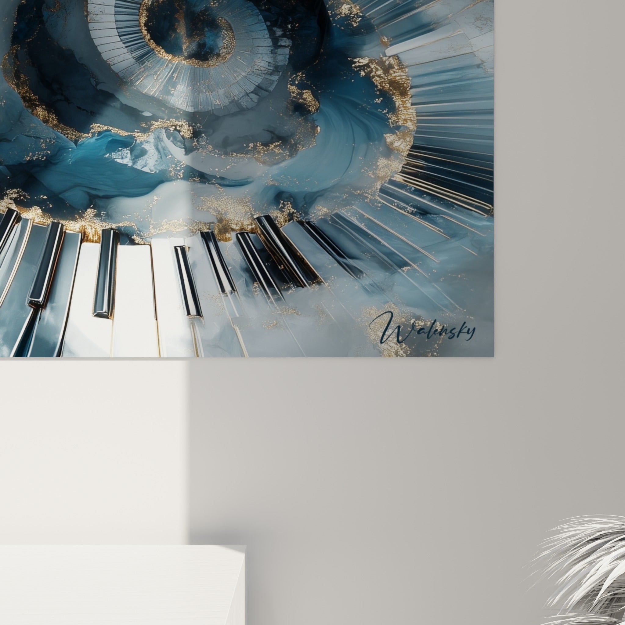 Détail des touches de piano noires et blanches, veines dorées et texture marbrée bleu profond en gros plan