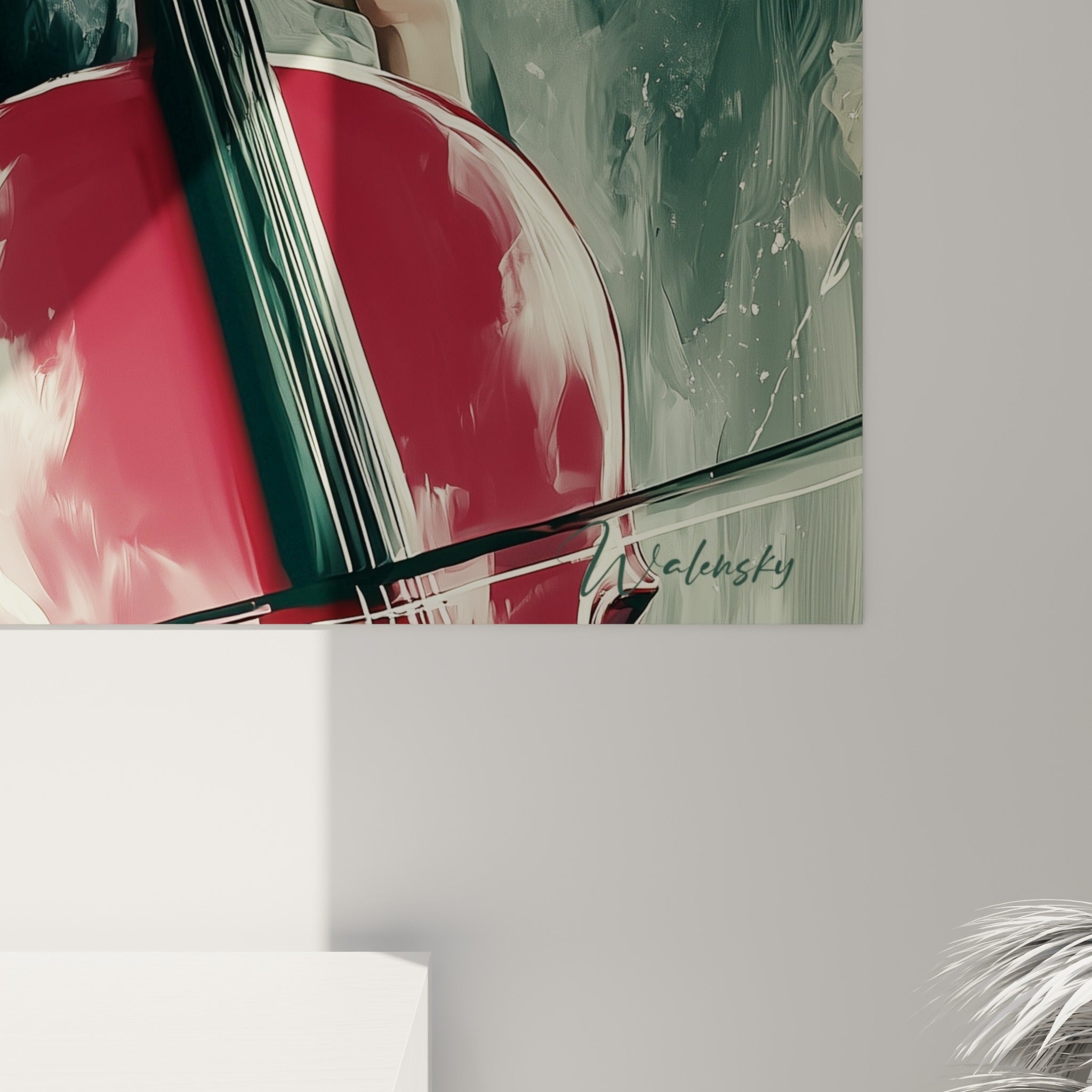 Détail du violoncelle rouge brillant et des empâtements gris et roses sur la toile accrochée