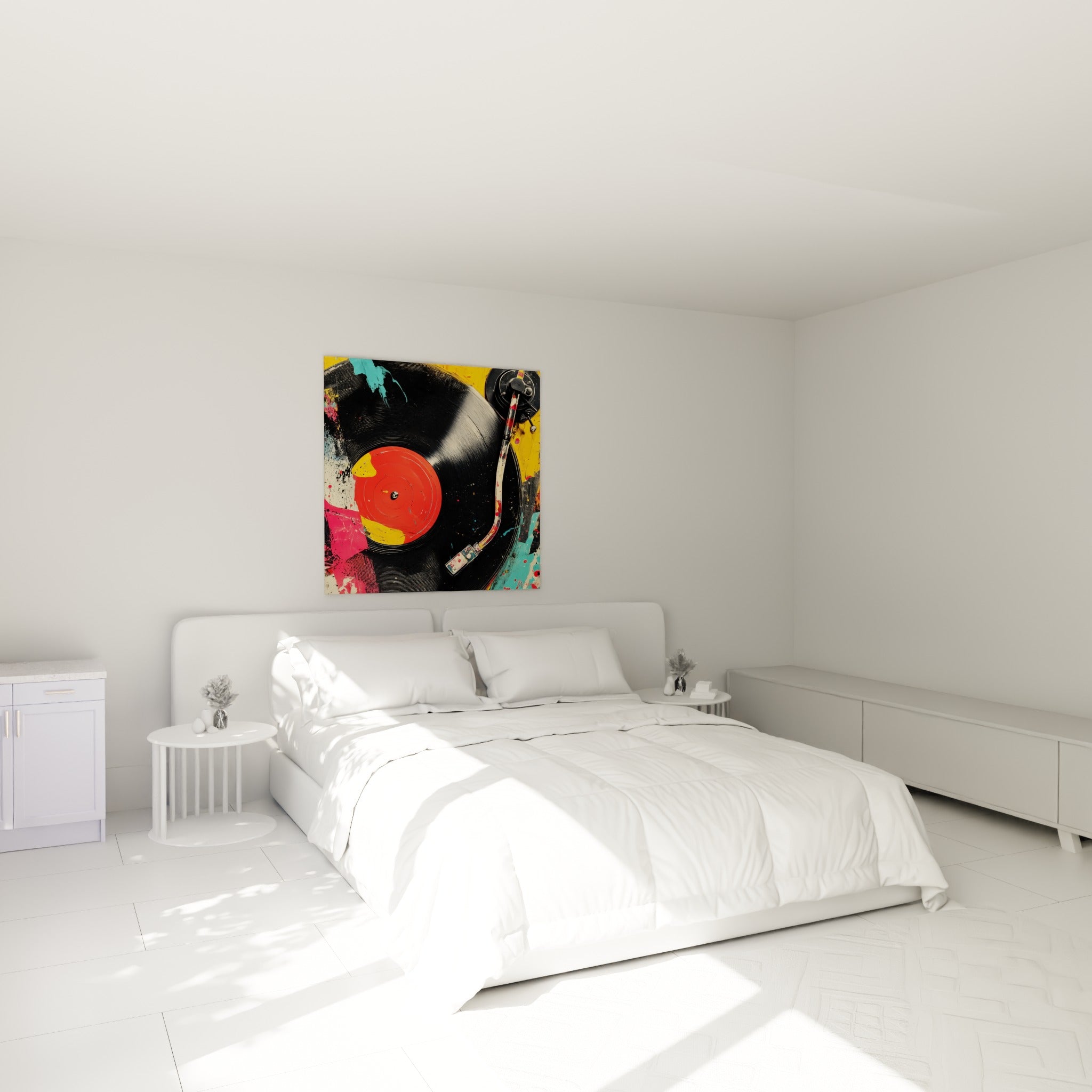 Disque noir et rouge orangé, coulures roses et turquoise, accroché au-dessus d'un lit dans une chambre claire