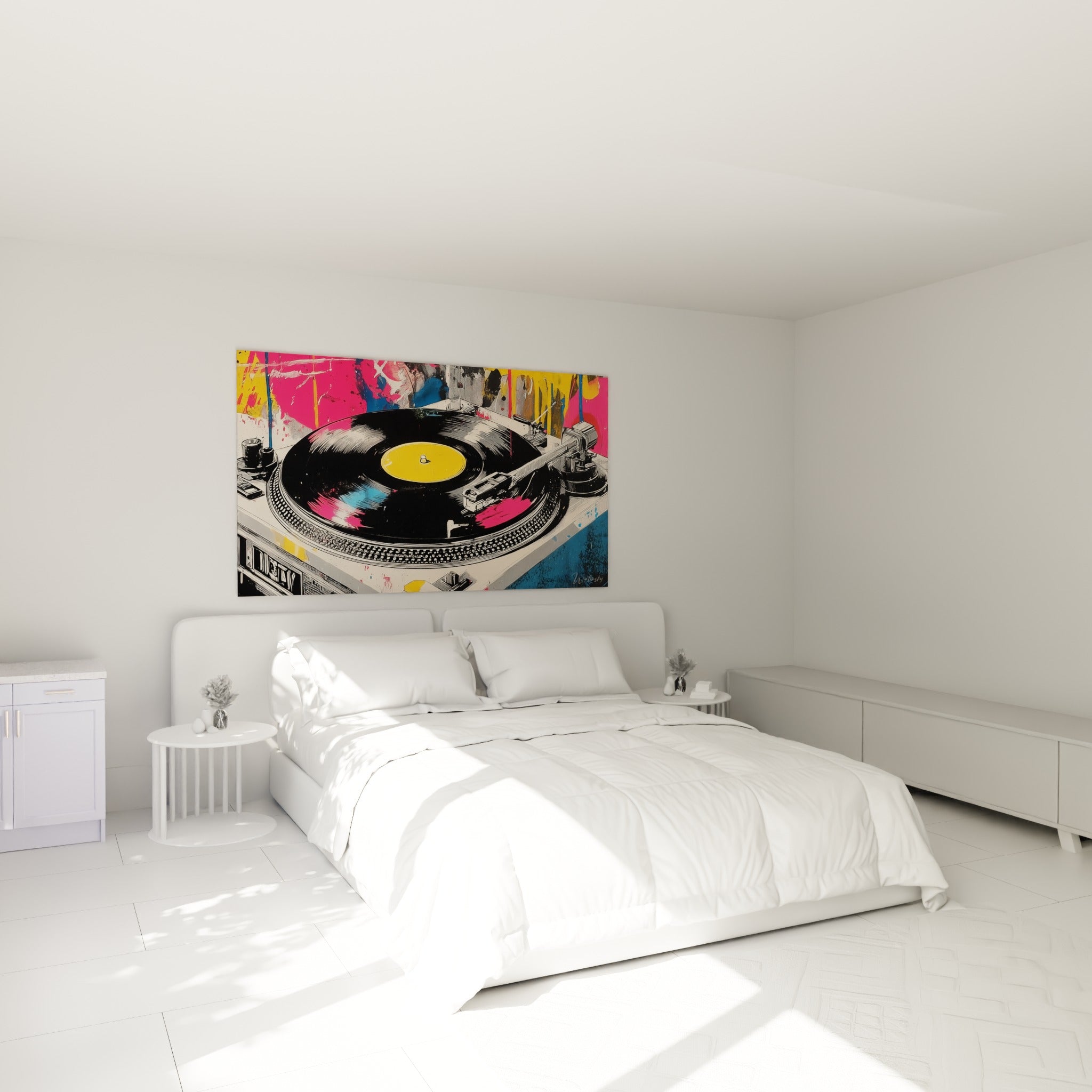 Disque noir et jaune aux coulures roses accroché au-dessus d'un lit dans une chambre claire