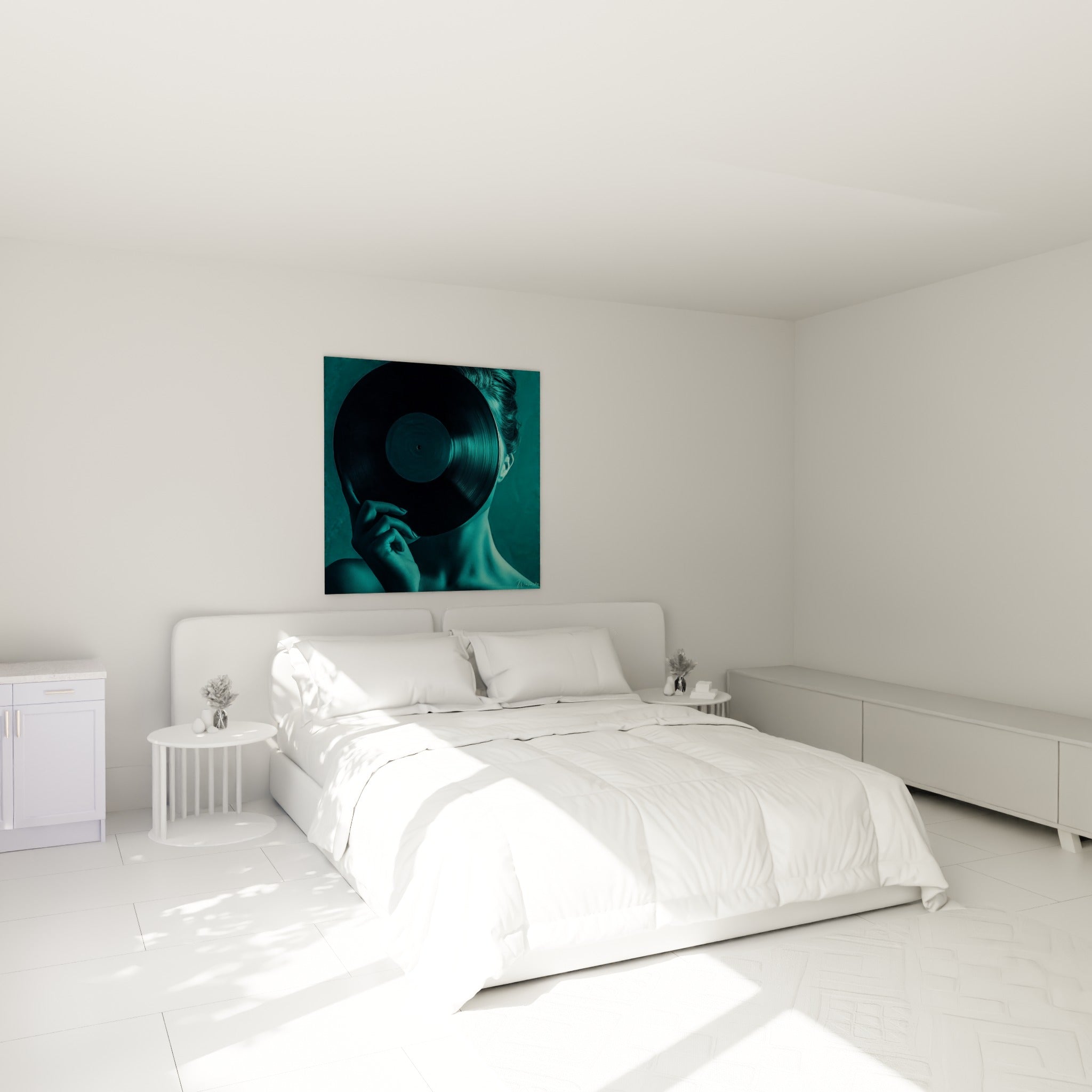 Femme cachée par un vinyle Musique bleu canard, teintes anthracite, au-dessus d'un lit dans une chambre claire