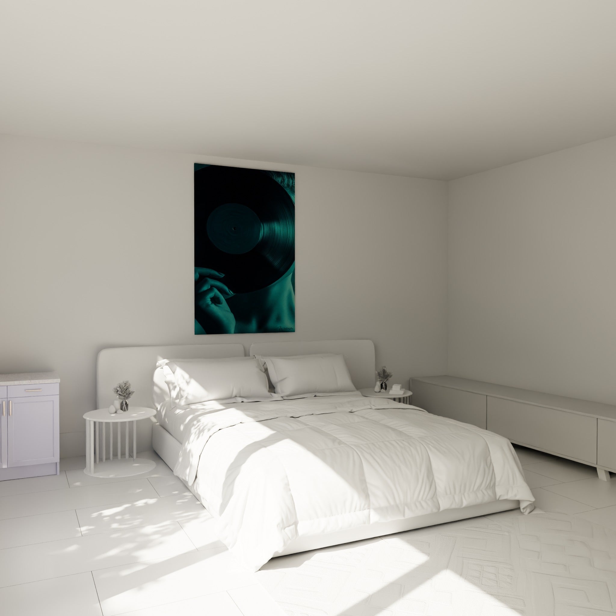 Vinyle noir tenu par des mains délicates, teintes bleu sarcelle, au-dessus d'un lit dans une chambre claire