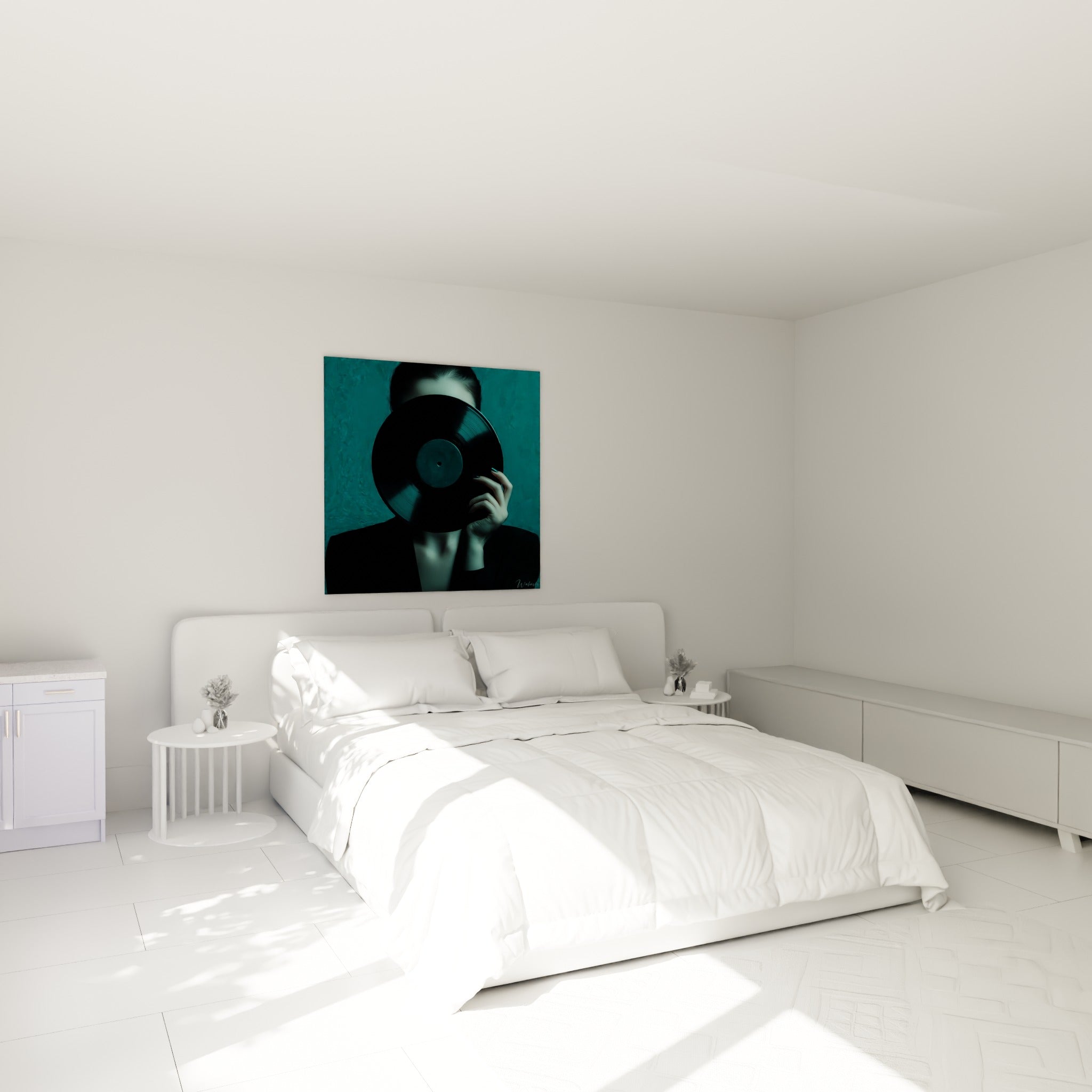Disque noir masquant un visage aux tons sarcelle, accroché au-dessus d'un lit dans une chambre claire