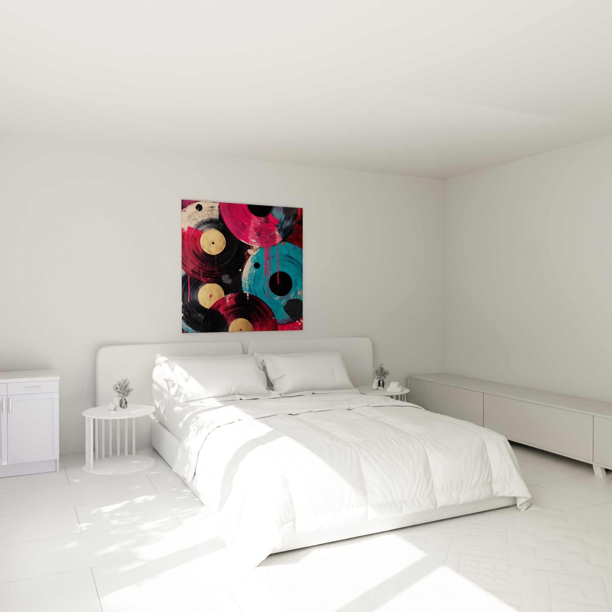 Vinyles superposés en rose fuchsia et bleu turquoise, étiquettes dorées, au-dessus d'un lit dans une chambre claire