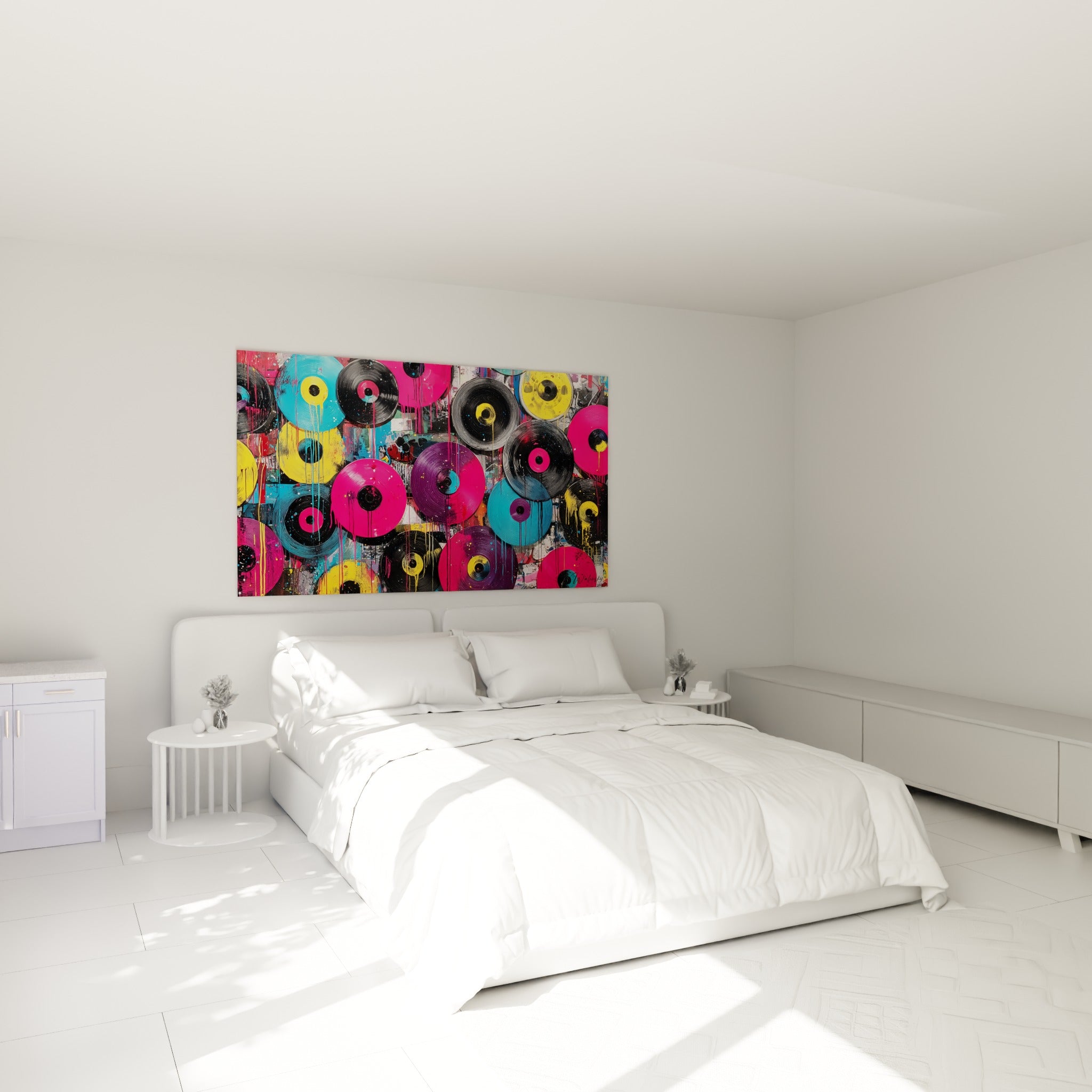Disques vinyles fuchsia et turquoise aux coulures graphiques accrochés au-dessus d'un lit dans une chambre claire
