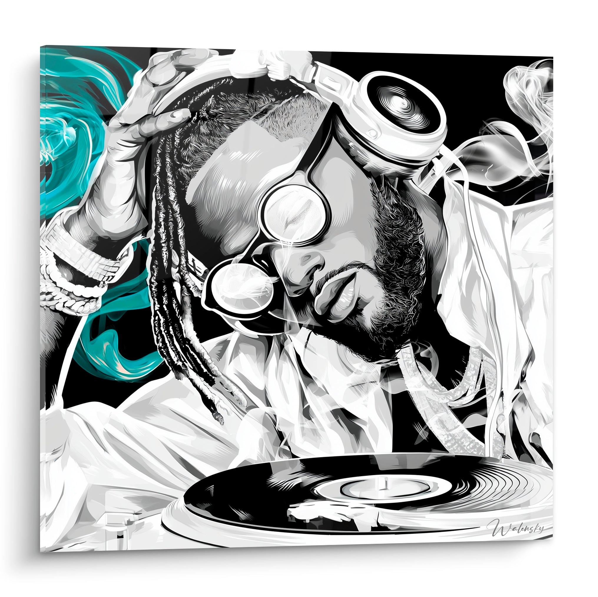 Disc-jockey en noir et blanc, casque sur l'oreille, entouré de volutes turquoise au-dessus d'un vinyle