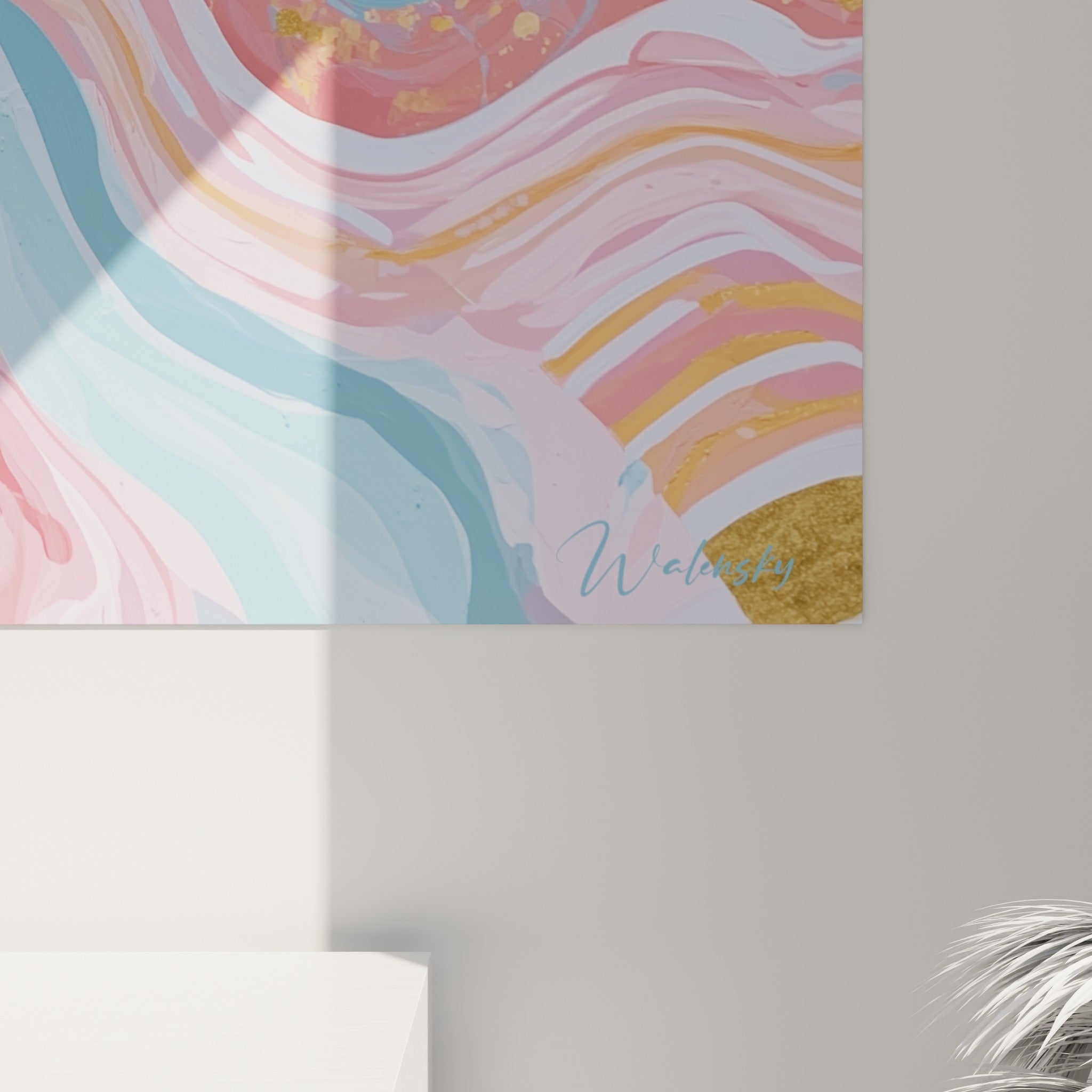 Éclats dorés et volutes rose corail se mêlant en matière peinte sur ce tableau Musique accroché au mur