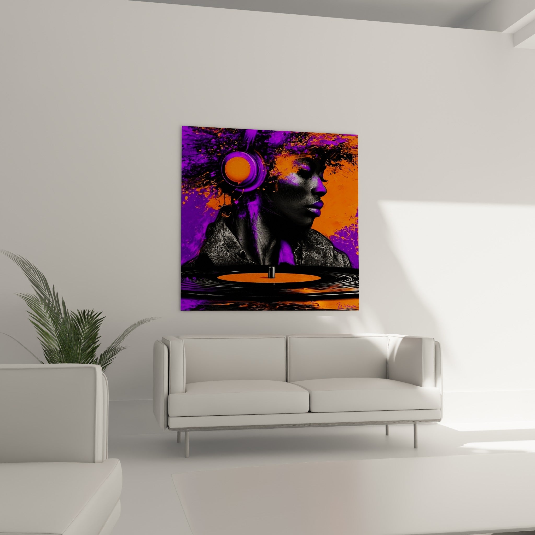 Visage Musique en camaïeu noir et violet, éclats orange vifs, au-dessus d'un canapé dans un salon lumineux