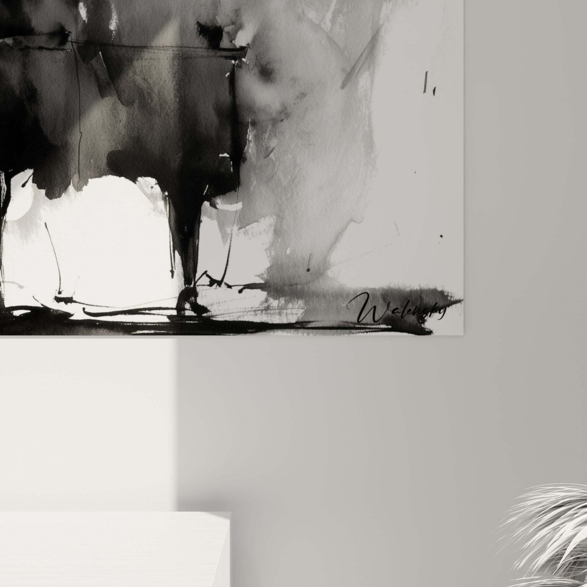 Coulures d'encre noire et gris anthracite formant le piano, grain visible et empâtements sur la toile accrochée