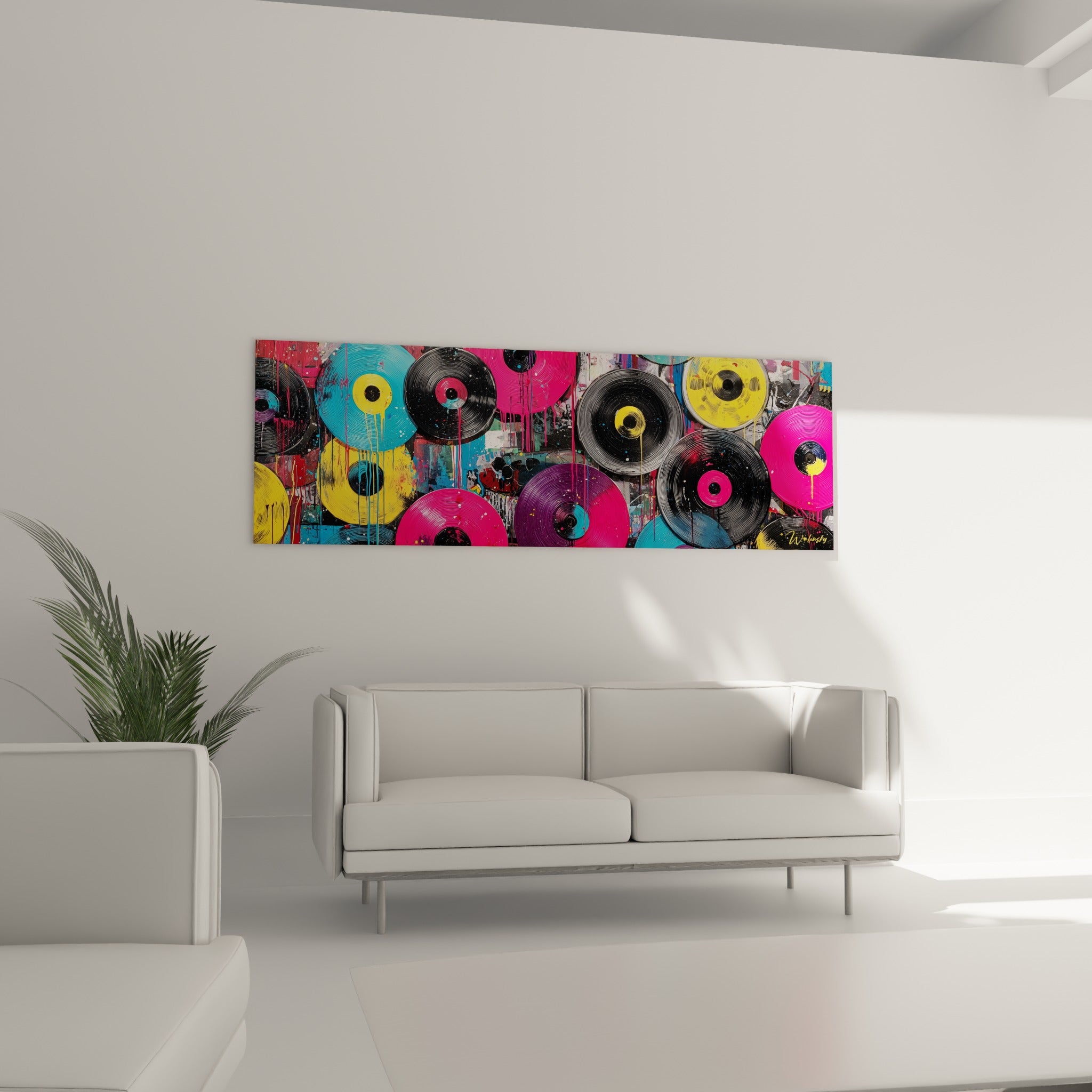 Empilement coloré de vinyles jaune et fuchsia avec traces de peinture, au-dessus d'un canapé dans un salon lumineux.
