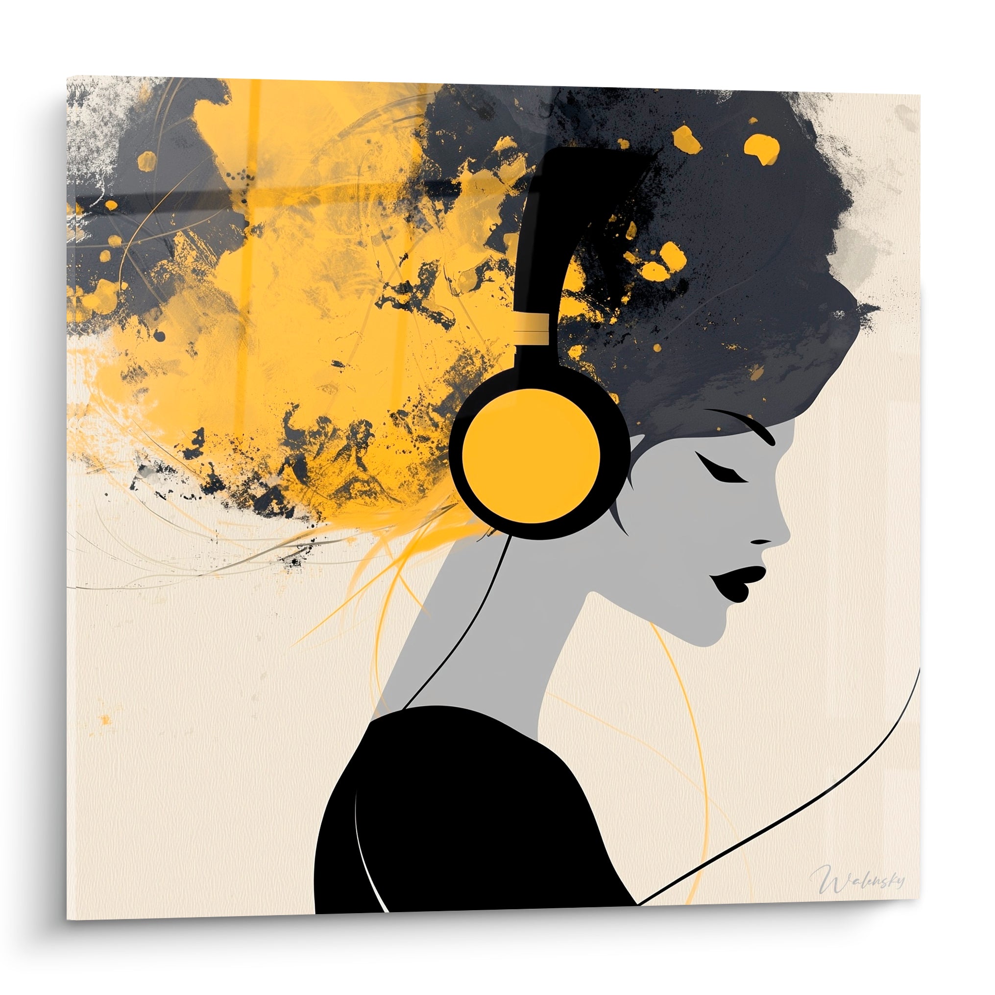 Femme au profil épuré portant un casque jaune moutarde, chevelure éclaboussée de noir anthracite et jaune.
