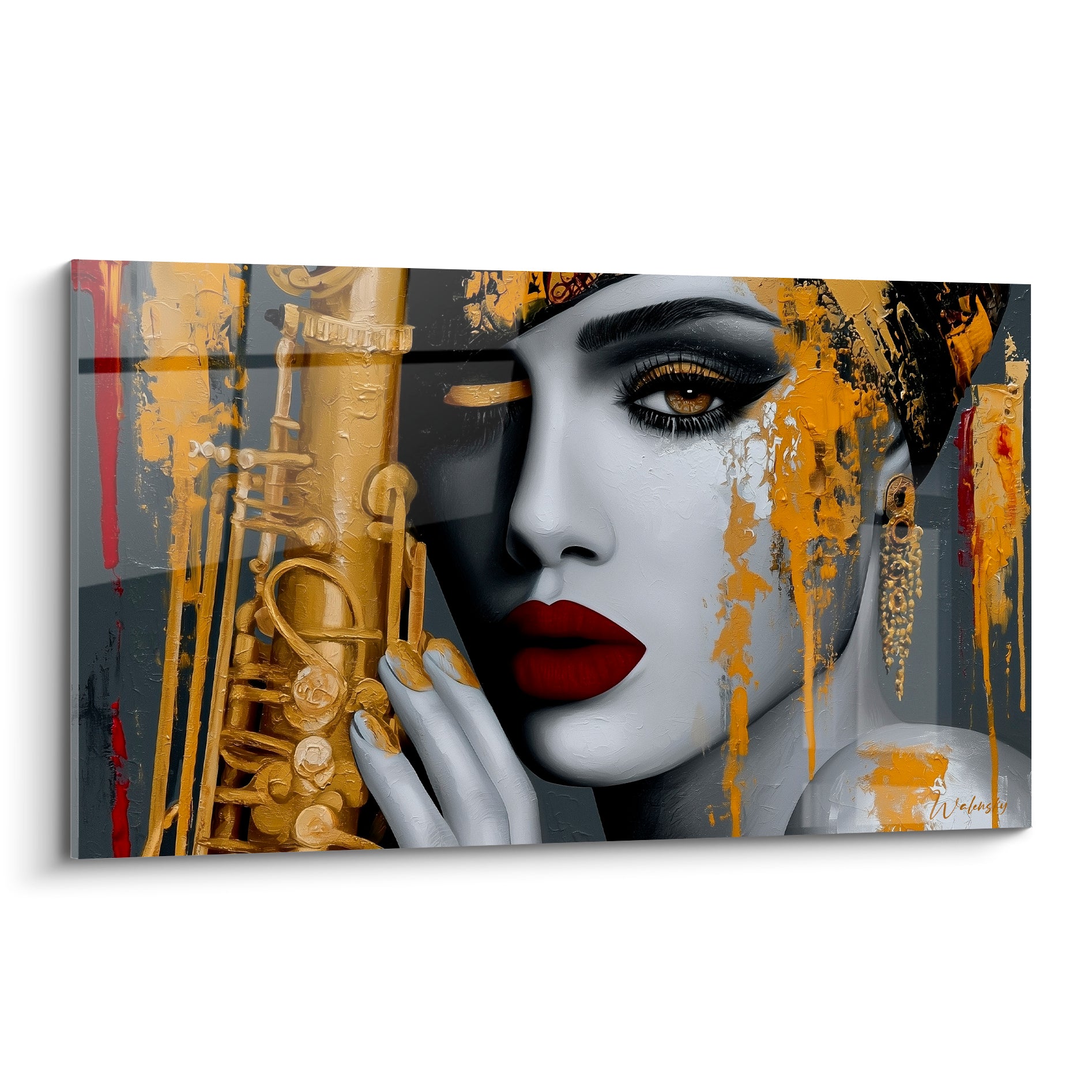 Visage de femme peint en gris et or tenant un saxophone doré, lèvres rouge intense, coulures dorées