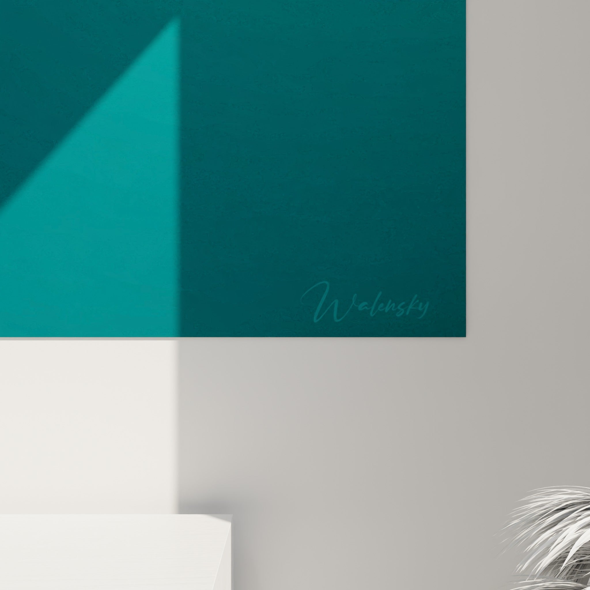 Détail du grain du vinyle noir et des reflets bleu sarcelle sur la surface brillante de l'œuvre accrochée