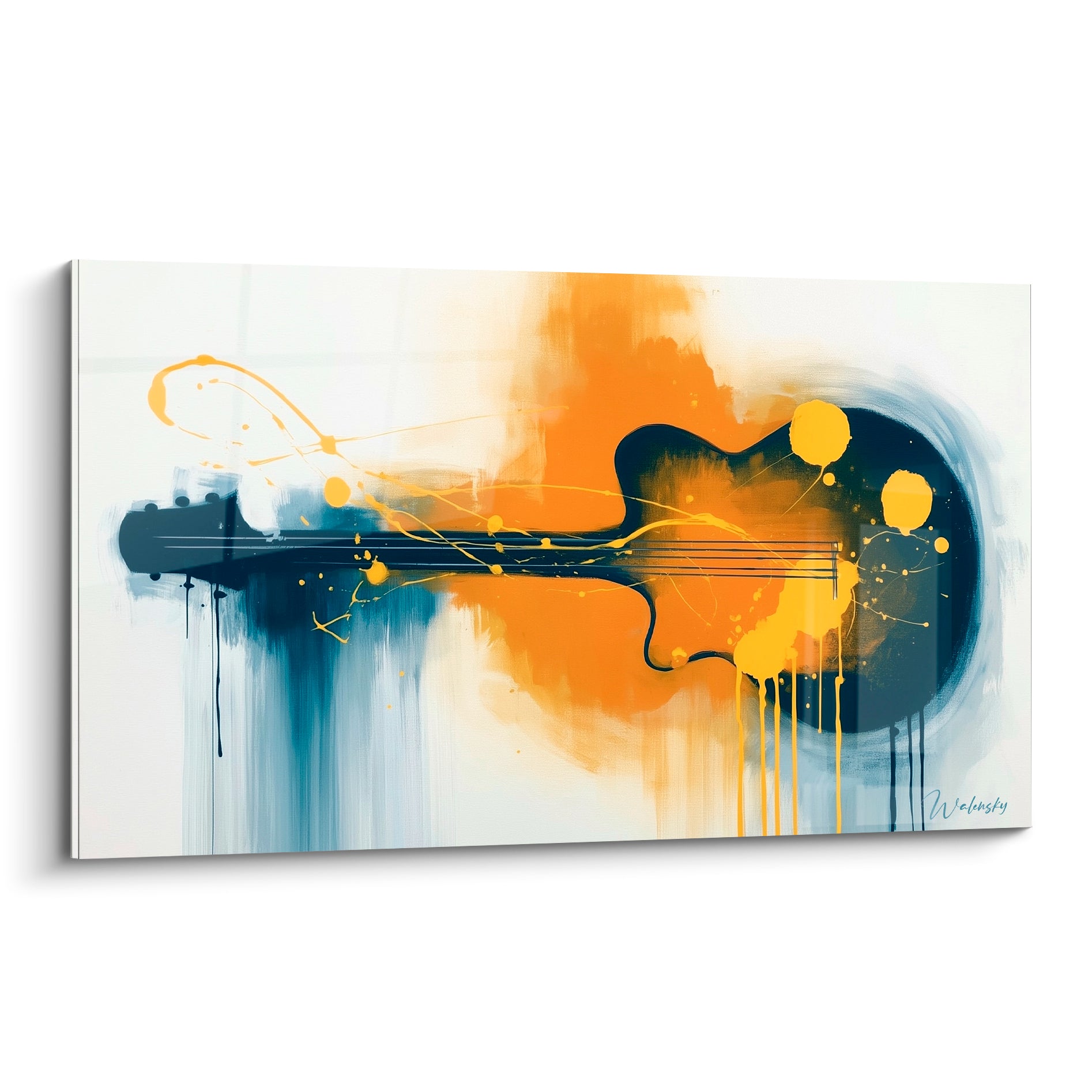 Guitare abstraite en bleu marine et safran, coulures et éclaboussures sur fond blanc immaculé