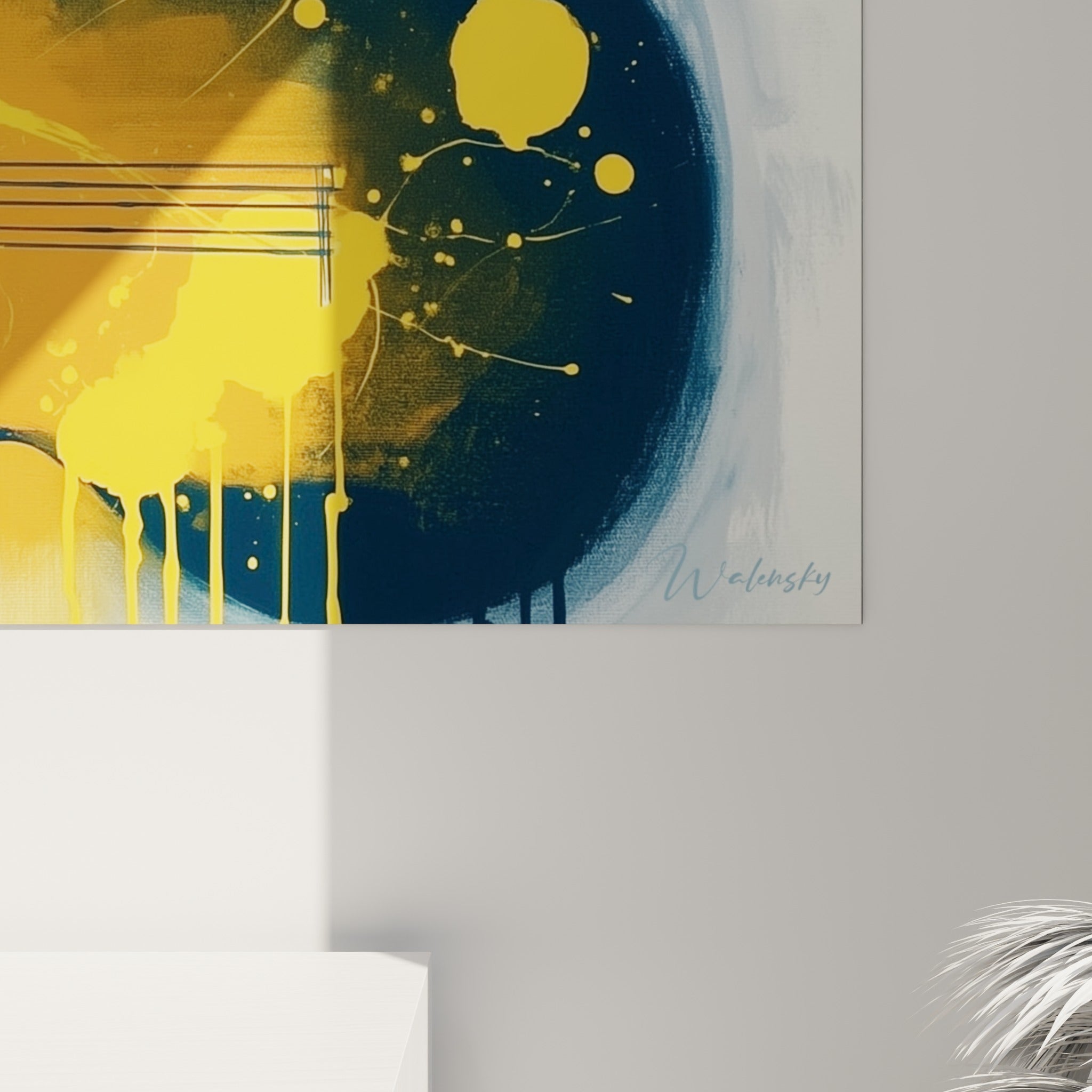 Empâtements jaunes et coulures orangées se mêlant au bleu marine dense, grain de peinture visible en gros plan