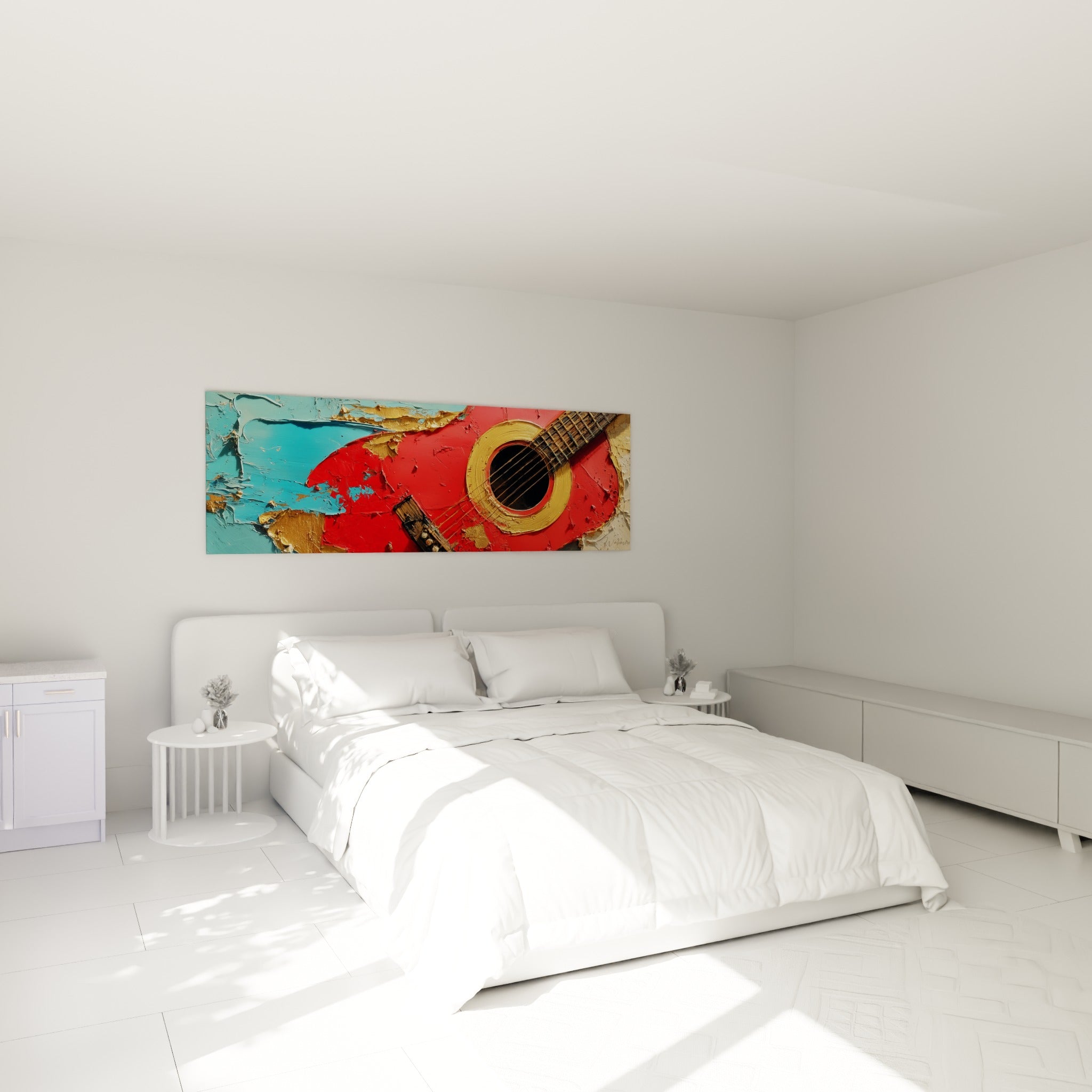 Guitare rouge éclatante aux reliefs dorés, fond turquoise craquelé, au-dessus d'un lit dans une chambre claire