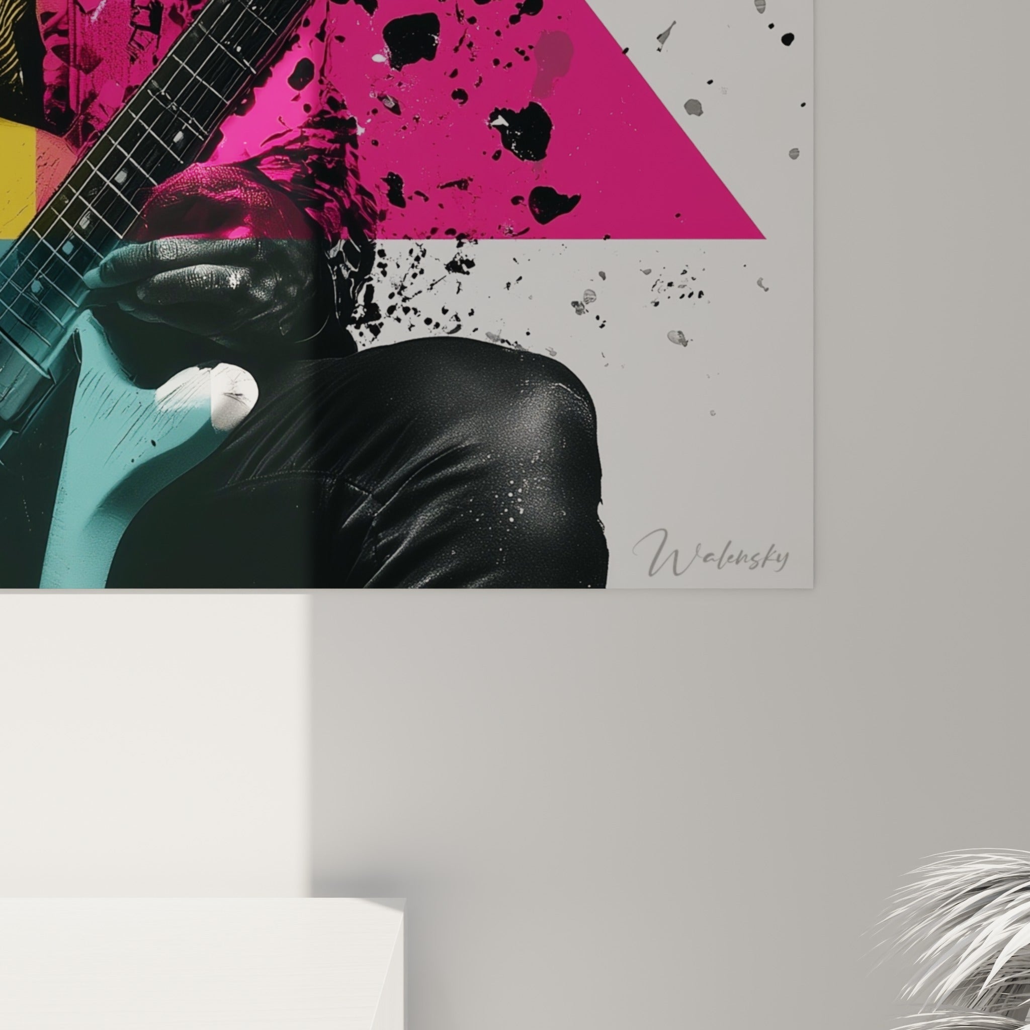 Détail des éclaboussures noires et du grain photographique sur les tons fuchsia et bleu pétrole du guitariste