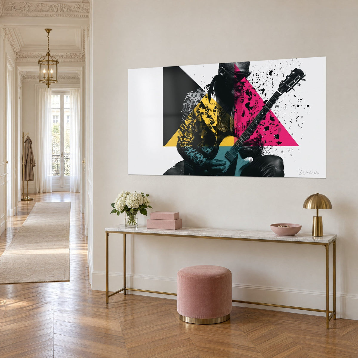 Cuadro músico barbudo con gafas negras, gran triángulo rosa y franja amarilla, sobre una pared beige de entrada de estilo haussmanniano