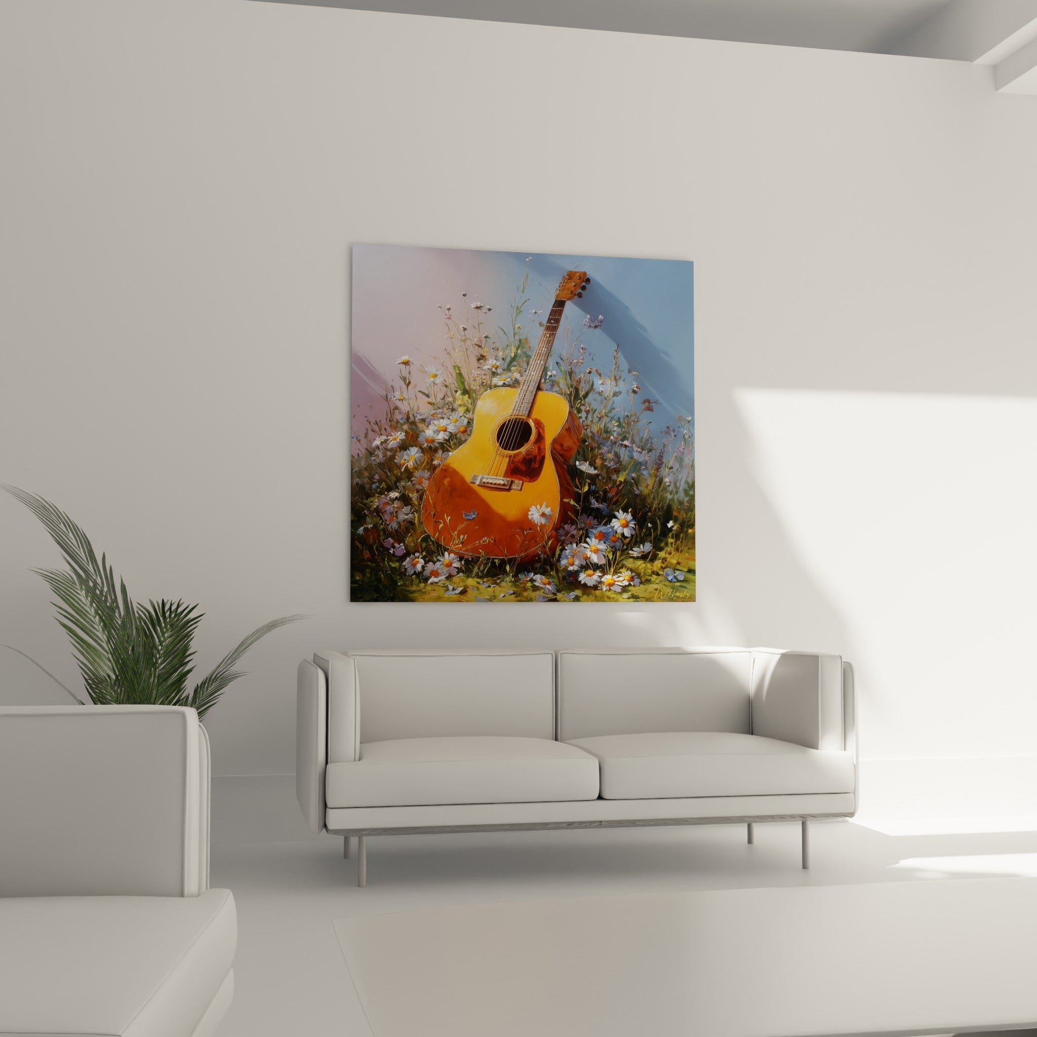 Caisse de résonance couleur miel et fleurs blanches, au-dessus d'un canapé dans un salon lumineux