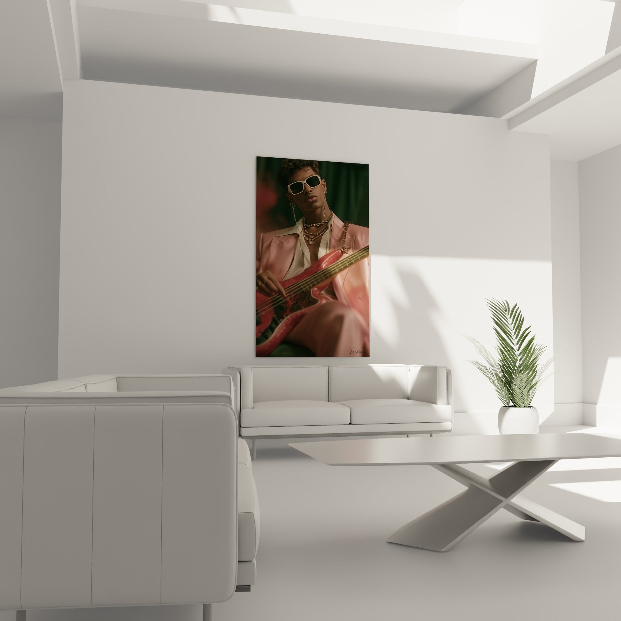Portrait rose et vert d'un bassiste chevelu bouclé, basse rouge vif, au-dessus d'un canapé dans un salon lumineux