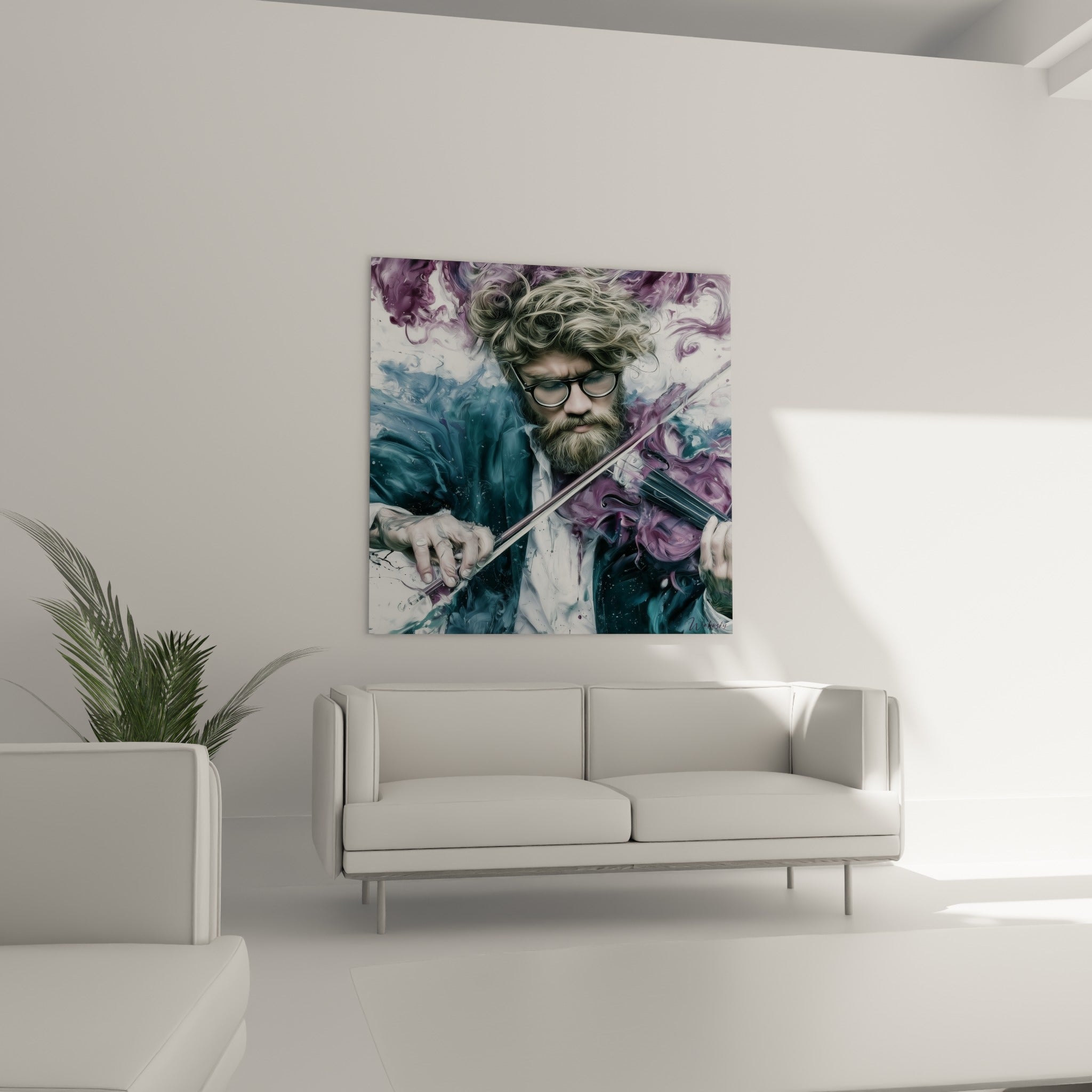 Violon tenu par des mains expressives, nuances mauve et bleu foncé, au-dessus d'un canapé dans un salon lumineux
