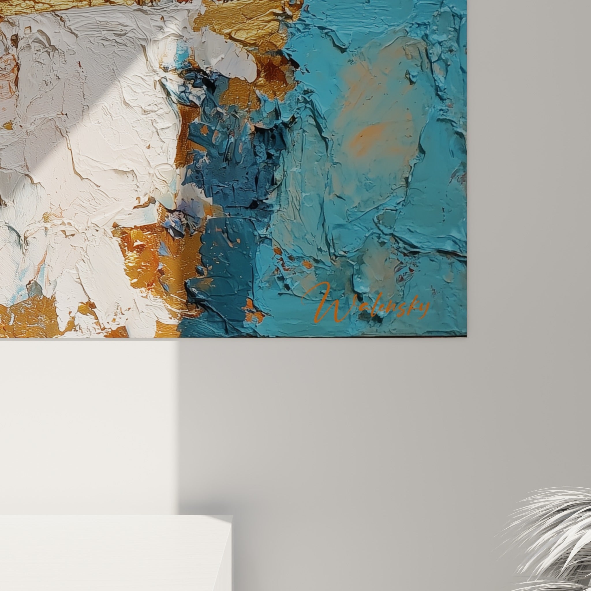 Empâtements dorés et coulures bleu turquoise se mêlant au rouge fauve, matière épaisse visible en gros plan sur la toile