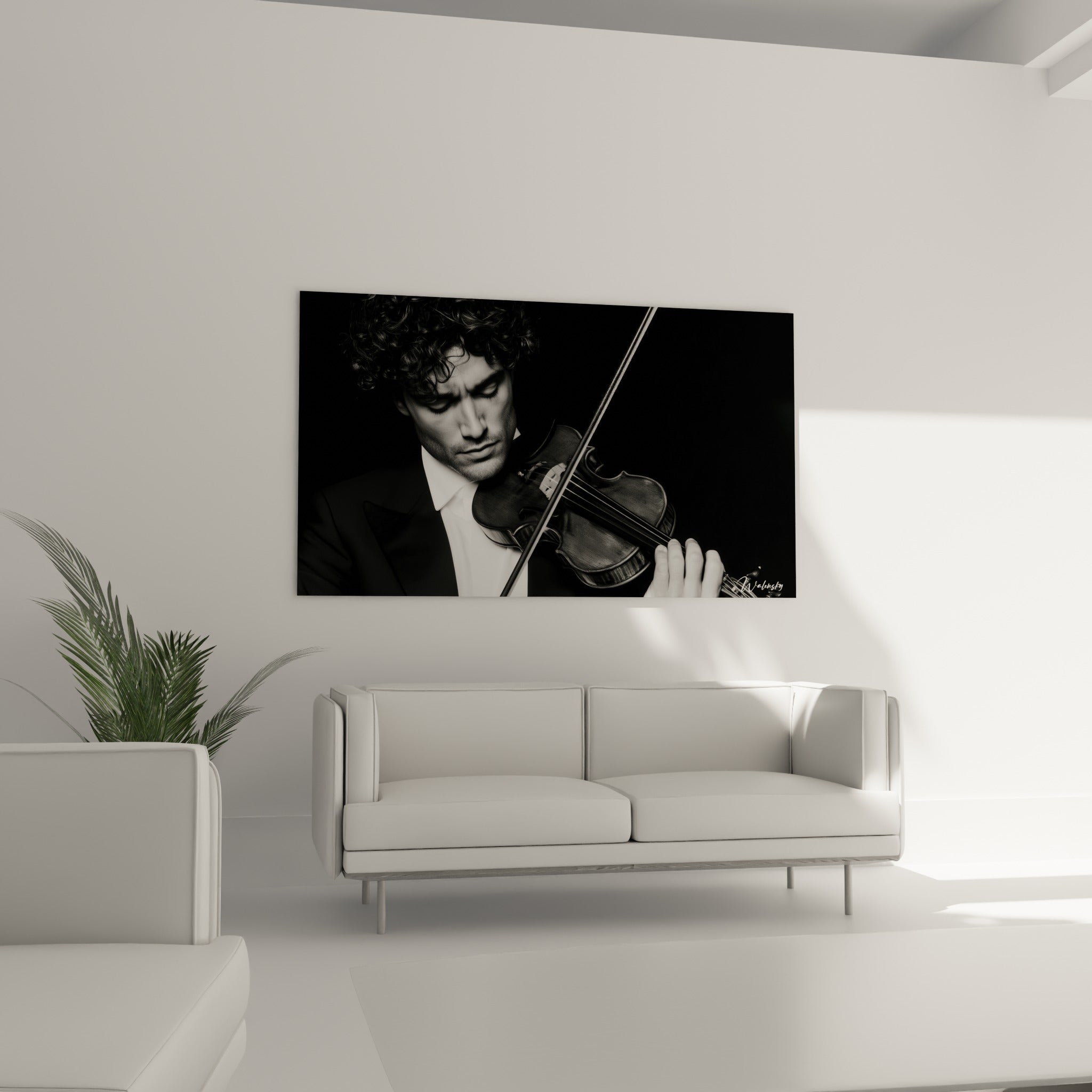 Portrait du violoniste concentré, tons anthracite et ivoire, au-dessus d'un canapé dans un salon lumineux