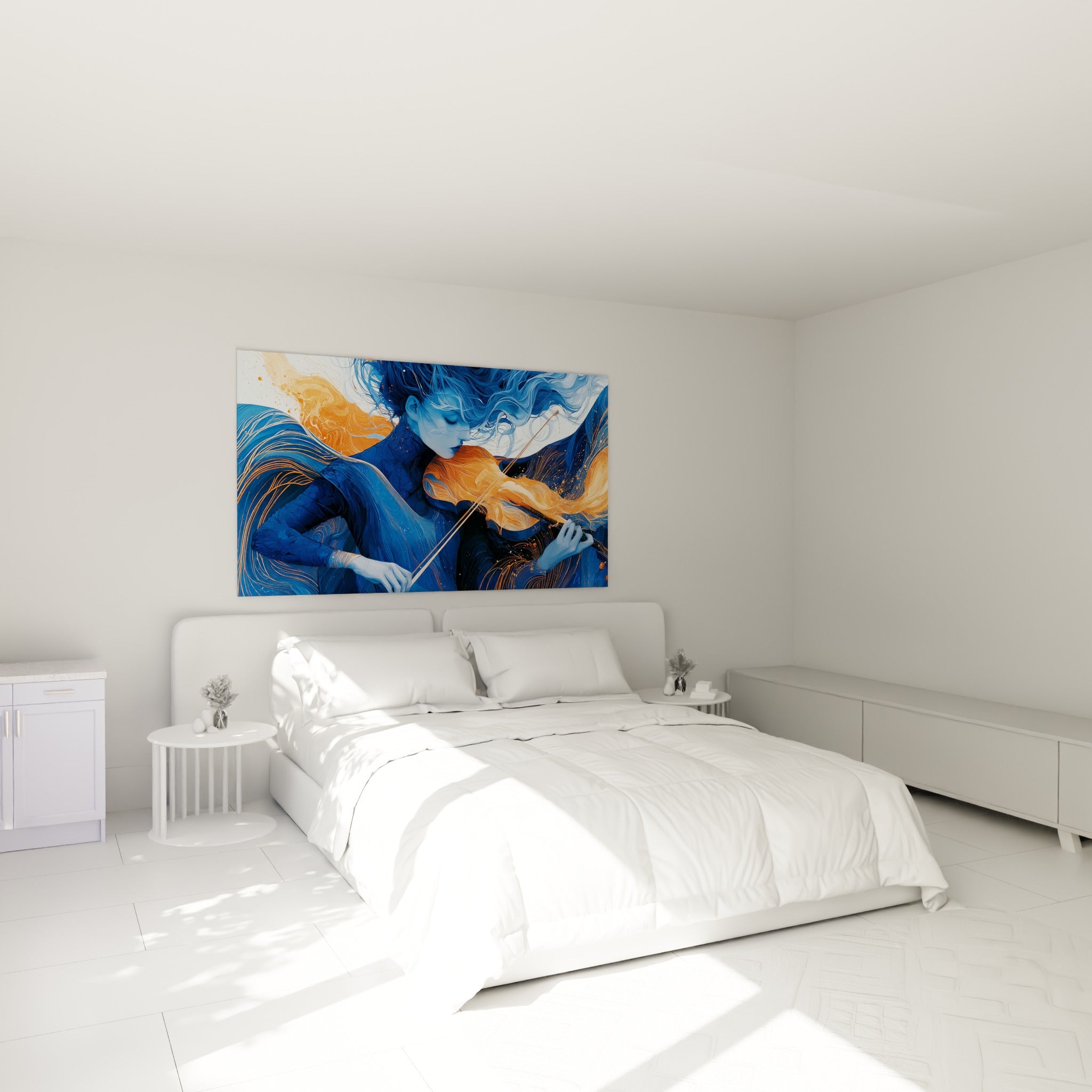 Musicienne en bleu marine et cuivré jouant du violon, accrochée au-dessus d'un lit dans une chambre claire
