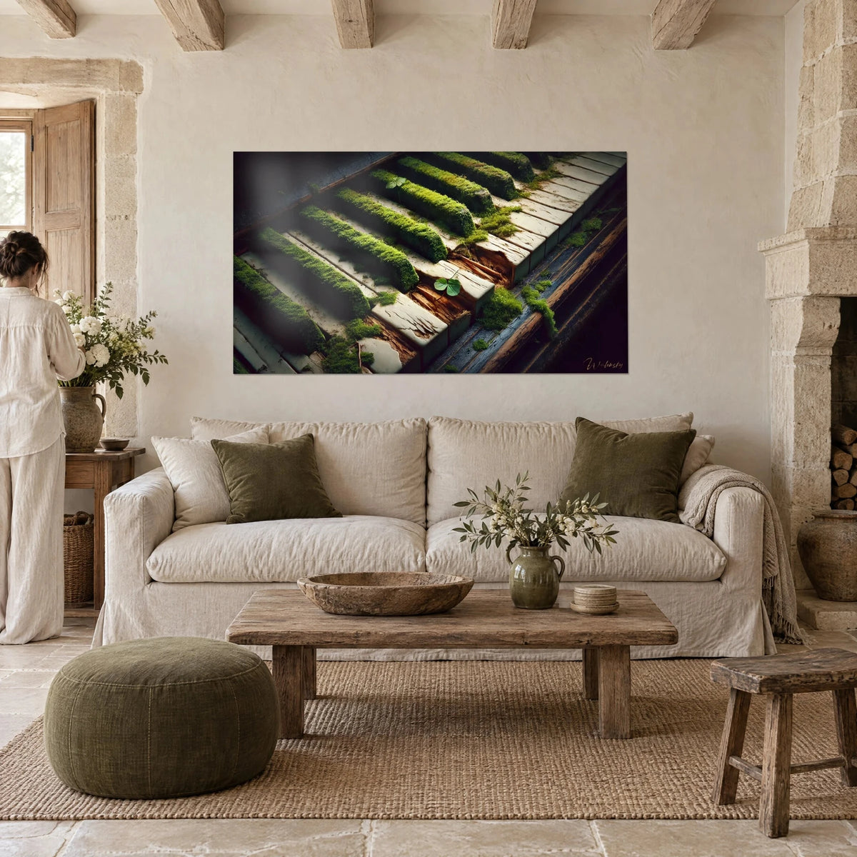 Tableau touches de piano envahies de mousse verte et trèfle, ivoire et bois brun, au-dessus d'un canapé dans un salon lumineux