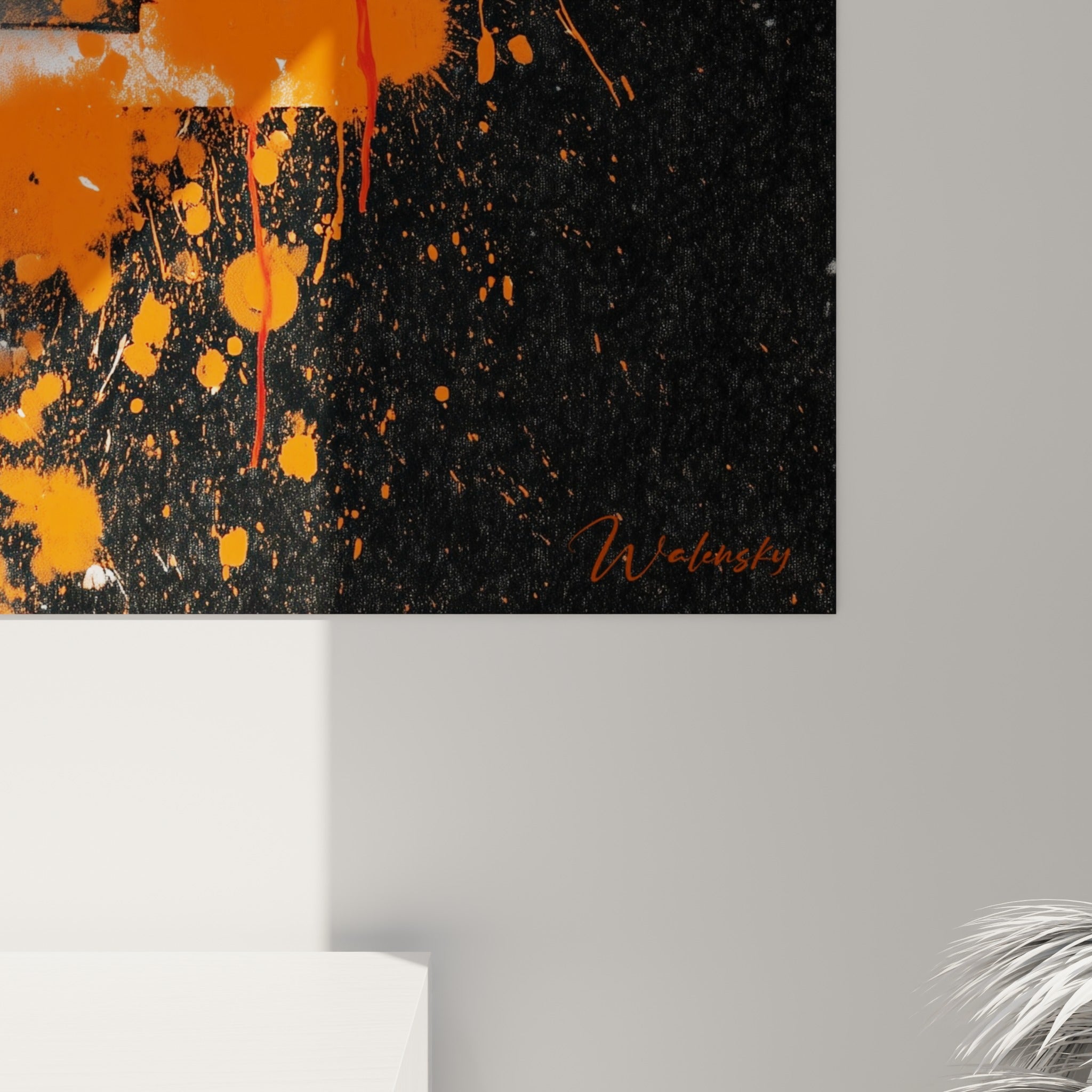 Détail des coulures orange et des projections blanches sur les touches noires du piano peint