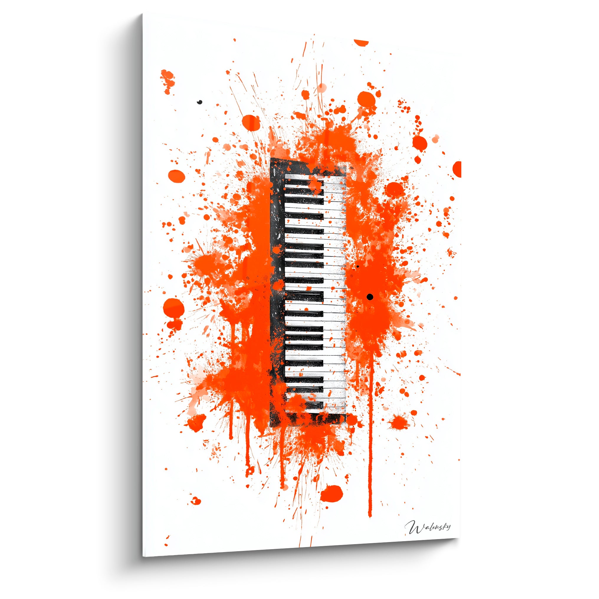 Clavier de piano noir et blanc éclaboussé d'orange vif sur fond blanc, style expressionniste