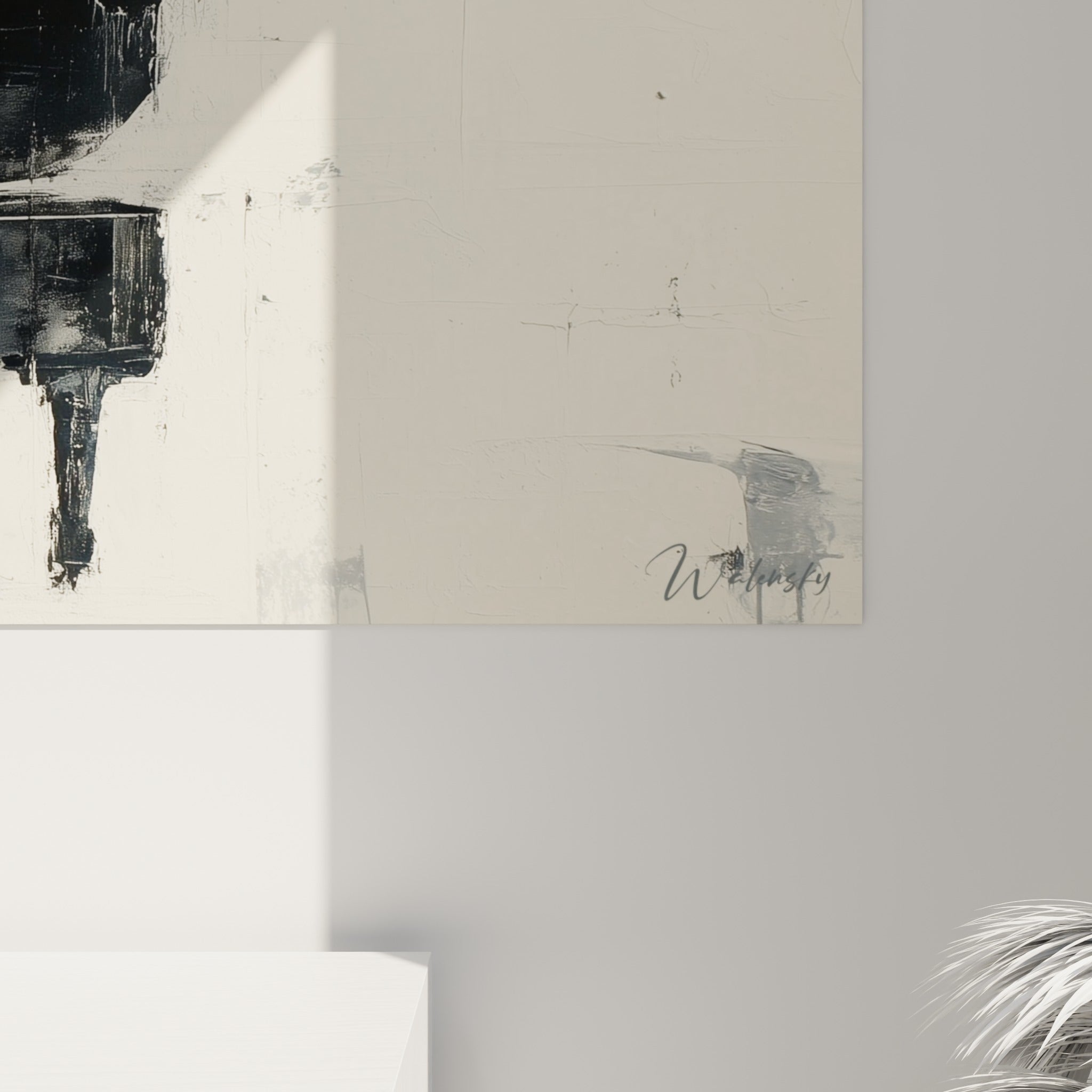 Empâtements noirs et coulures grises visibles de près, matière texturée du piano contre le fond ivoire pâle