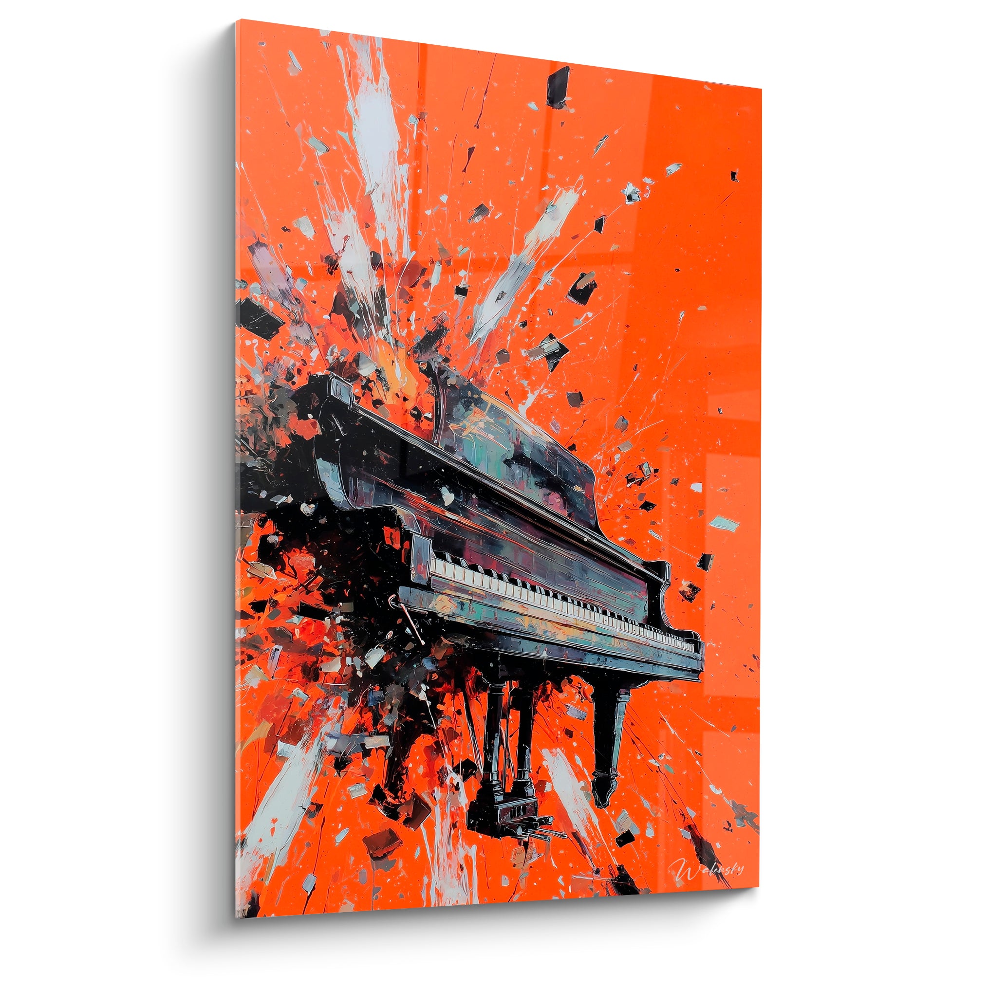 Piano noir en pleine explosion de fragments blancs et anthracite sur fond orange vif éclatant