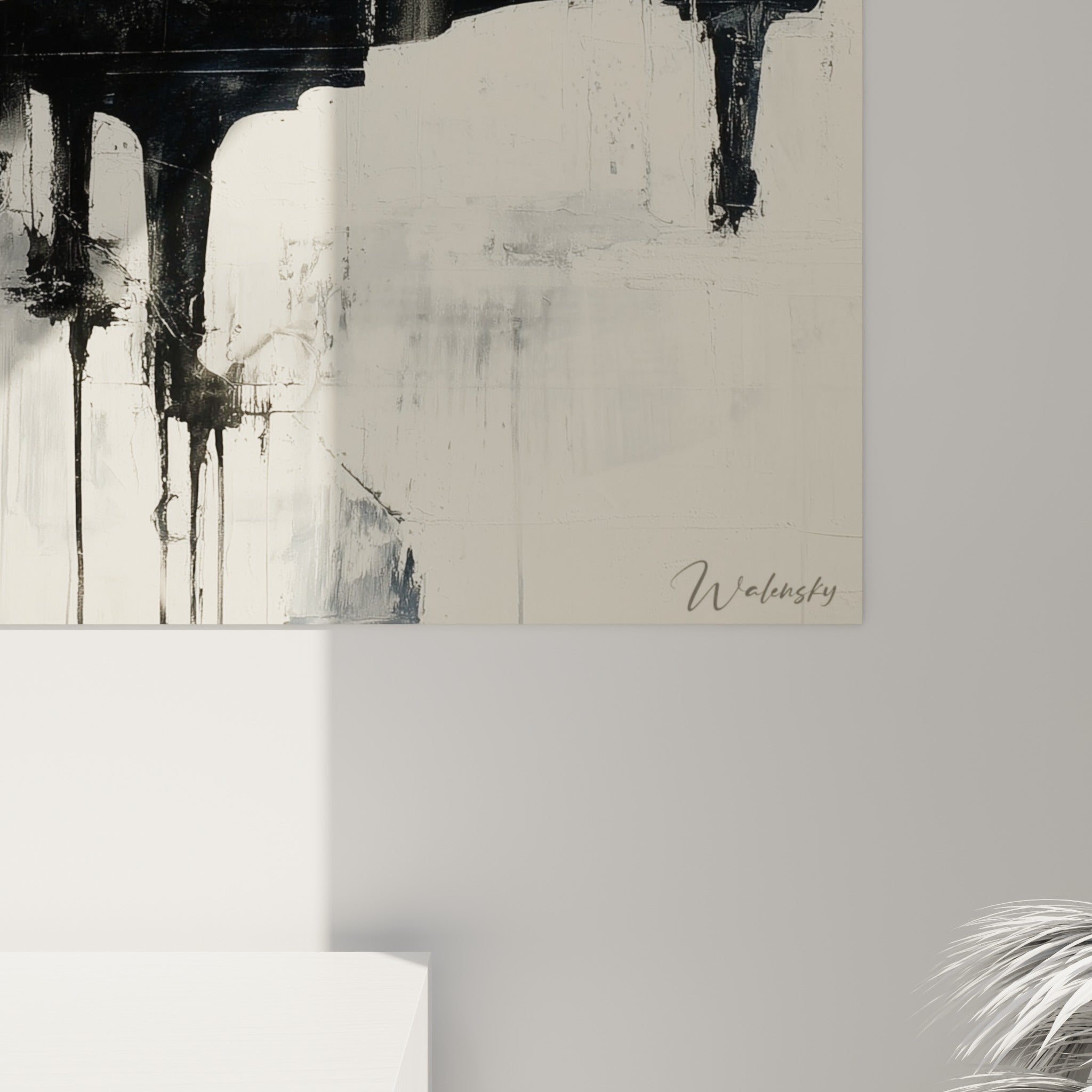 Empâtements noirs et coulures grises se mêlant au grain ivoire de la toile Musique accrochée au mur