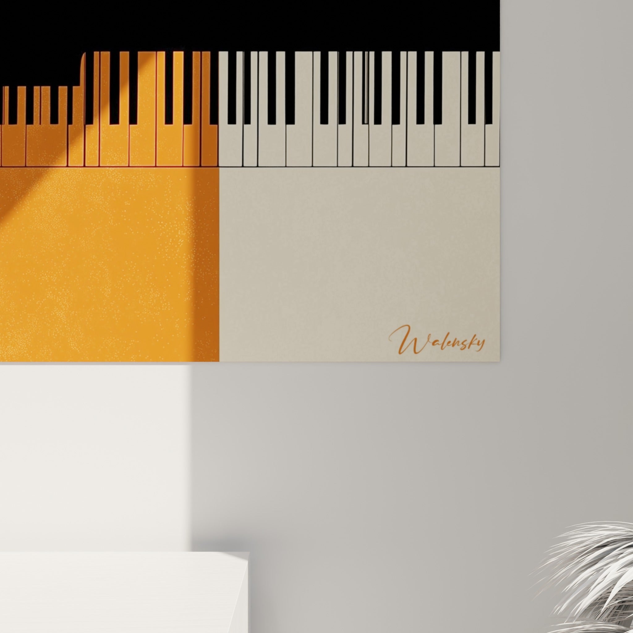 Touches ivoire et noires du clavier en gros plan, grain texturé de l'aplat orange brûlé visible