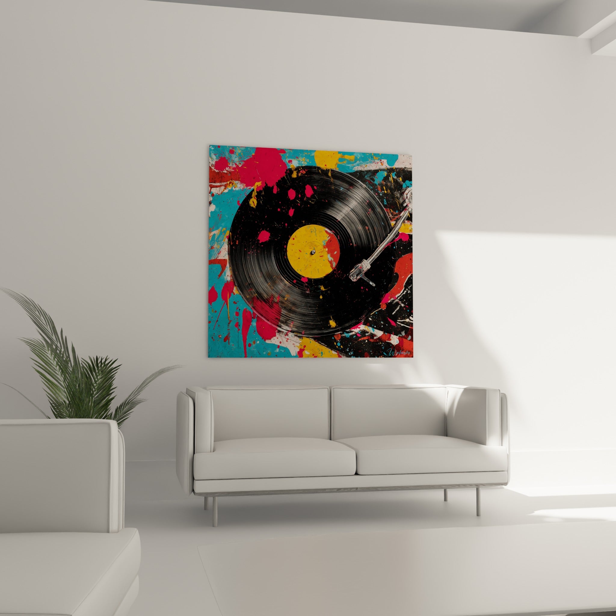 Platine vinyle jaune et turquoise aux éclats colorés, suspendue au-dessus d'un canapé dans un salon lumineux
