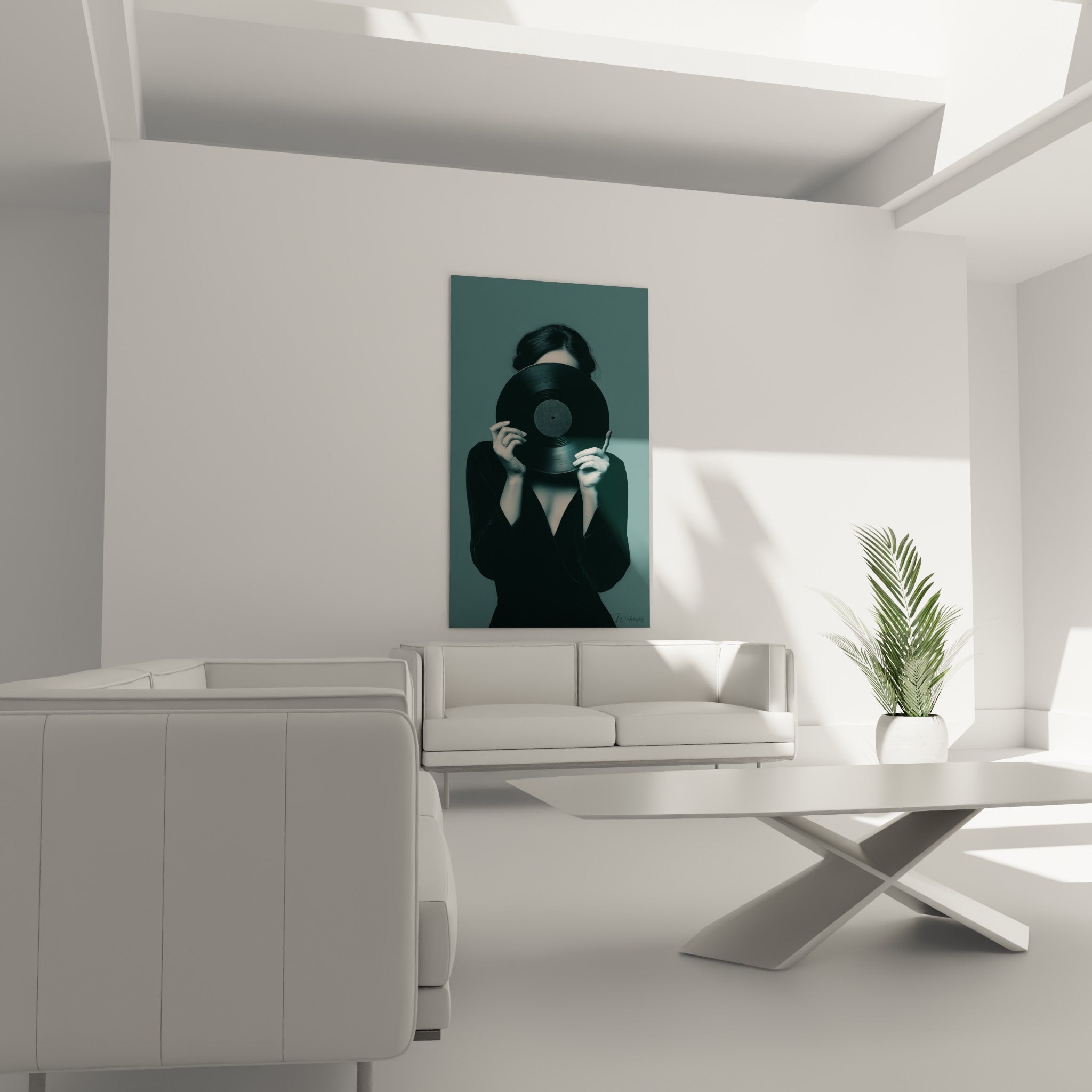 Portrait énigmatique en bleu ardoise et noir profond, au-dessus d'un canapé dans un salon lumineux