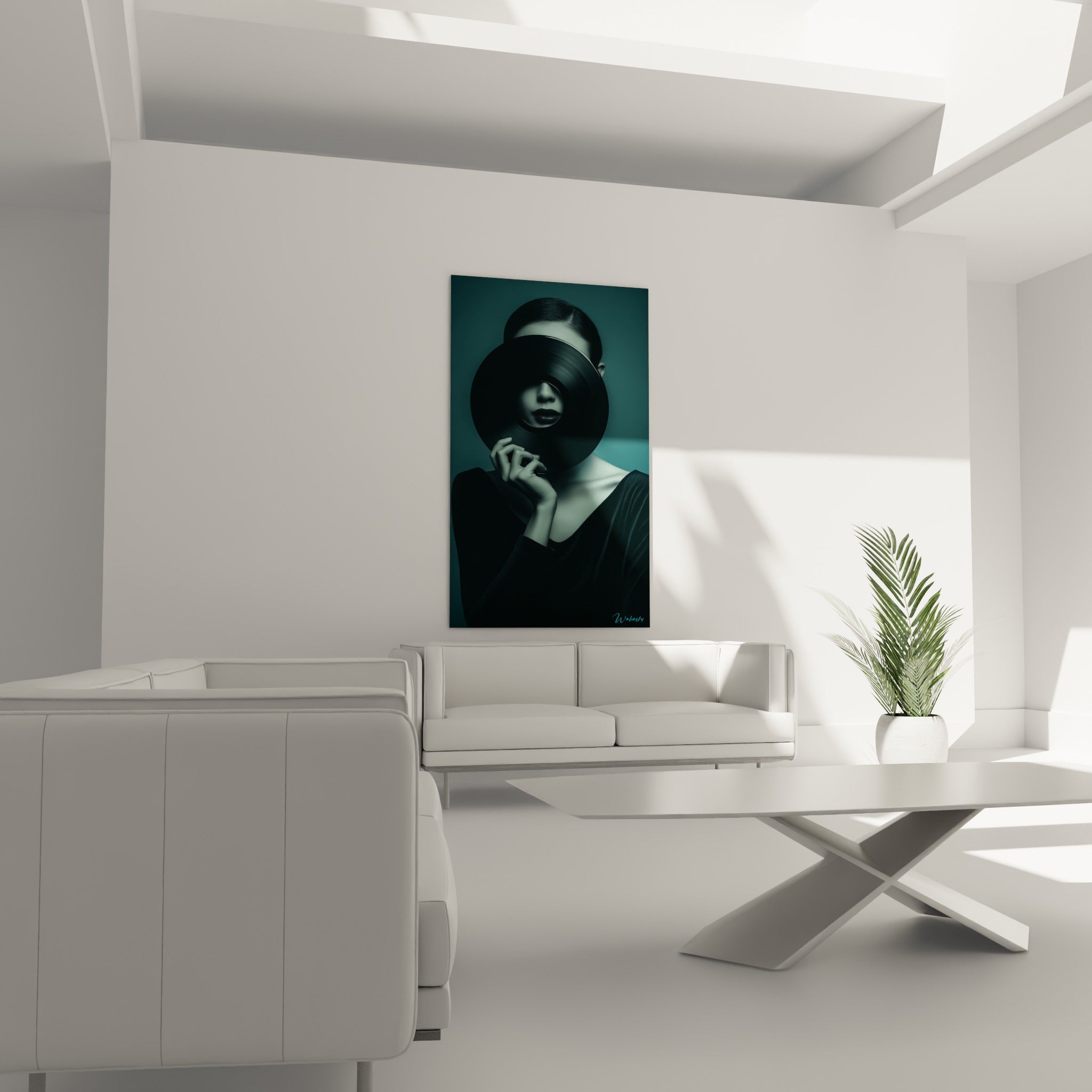 Femme masquée par un vinyle sombre aux reflets pétrole, exposée au-dessus d'un canapé dans un salon lumineux