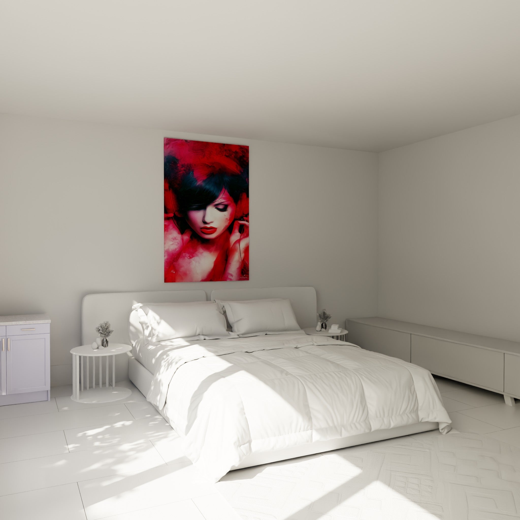 Portrait rouge et noir d'une femme au casque, lèvres carmin, au-dessus d'un lit dans une chambre claire