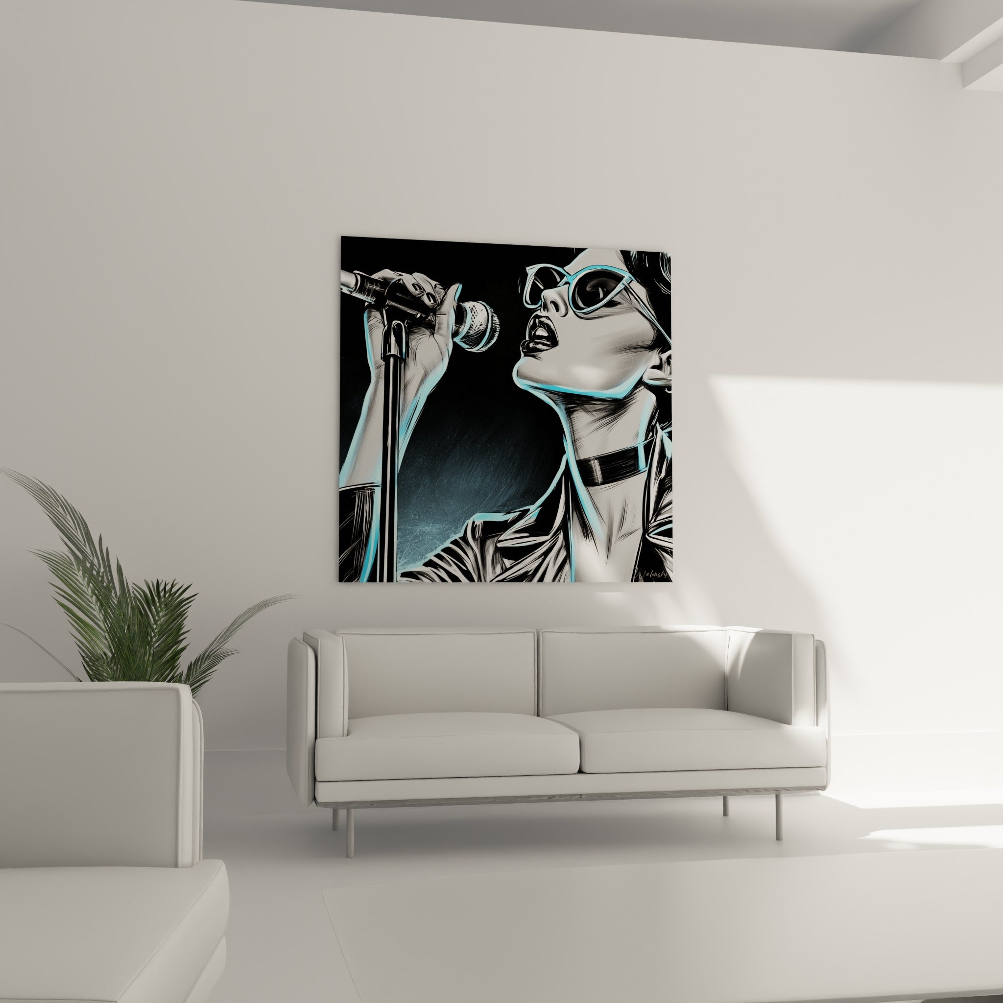 Portrait graphique d'une chanteuse en noir et bleu cyan, au-dessus d'un canapé dans un salon lumineux