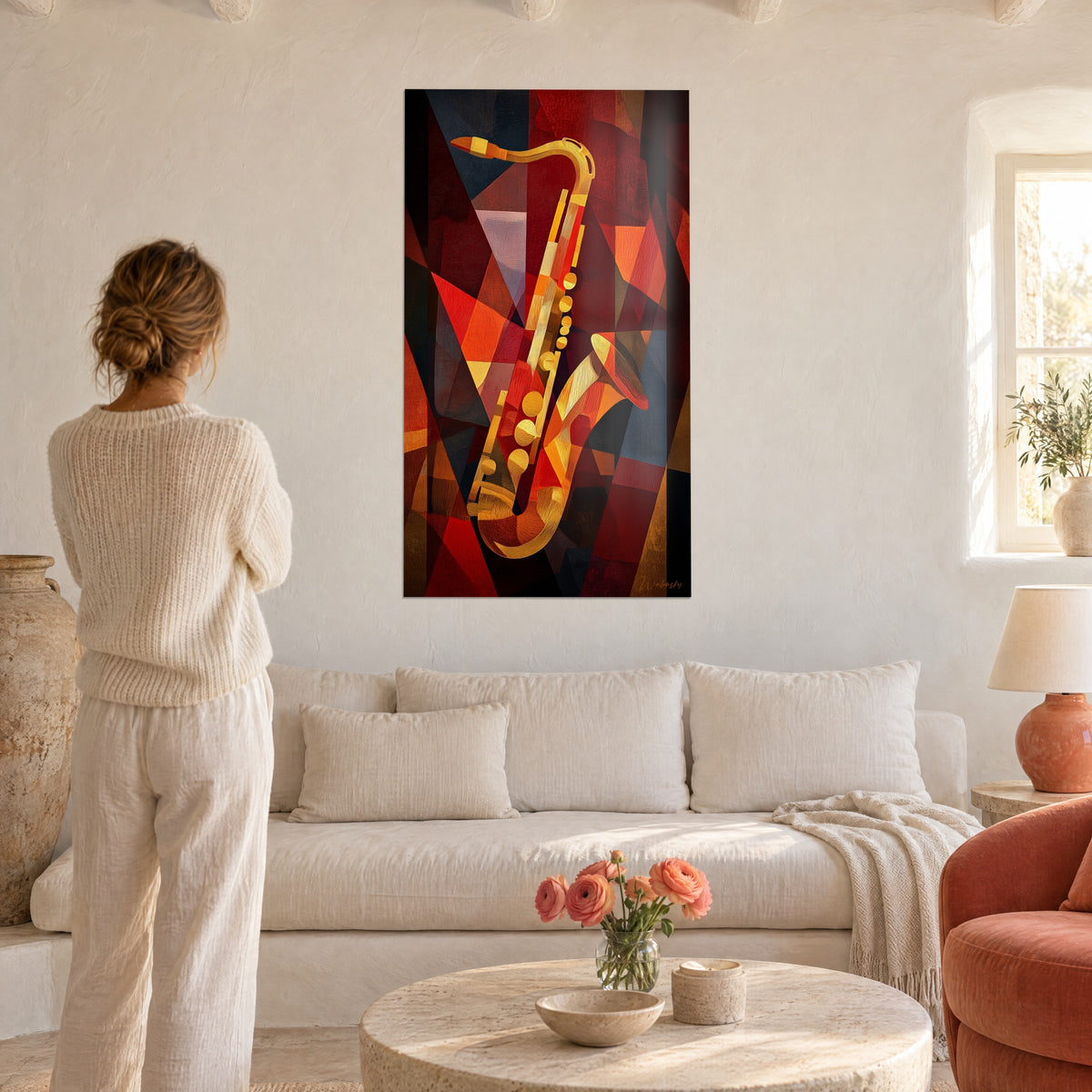 Quadro sassofono tenore dorato in sfaccettature cubiste rosse e bordò, donna di spalle, sopra un divano in un soggiorno luminoso