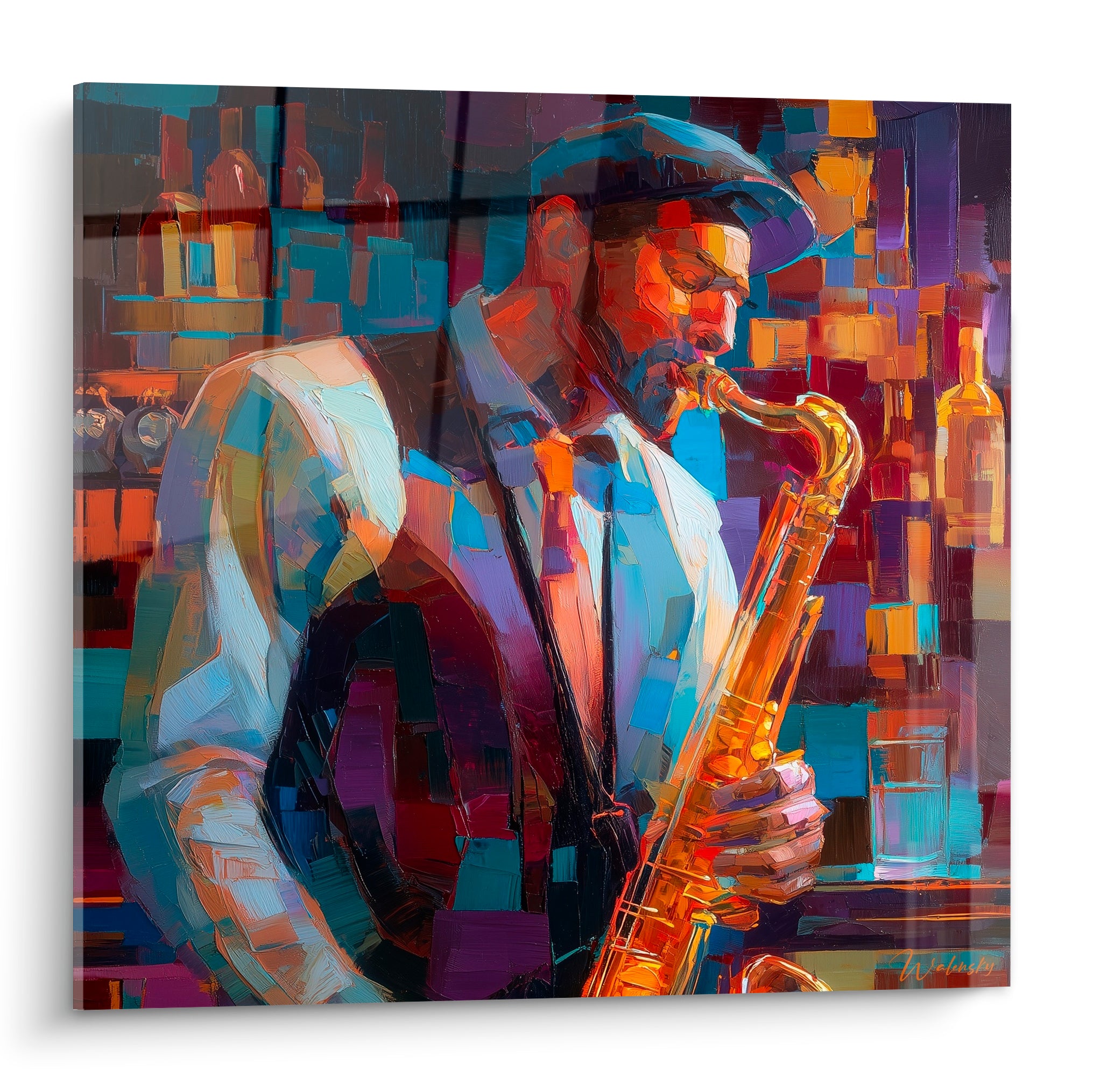 Saxophoniste en veste bleu marine et doré, jouant devant un fond violet et ocre façon jazz-club