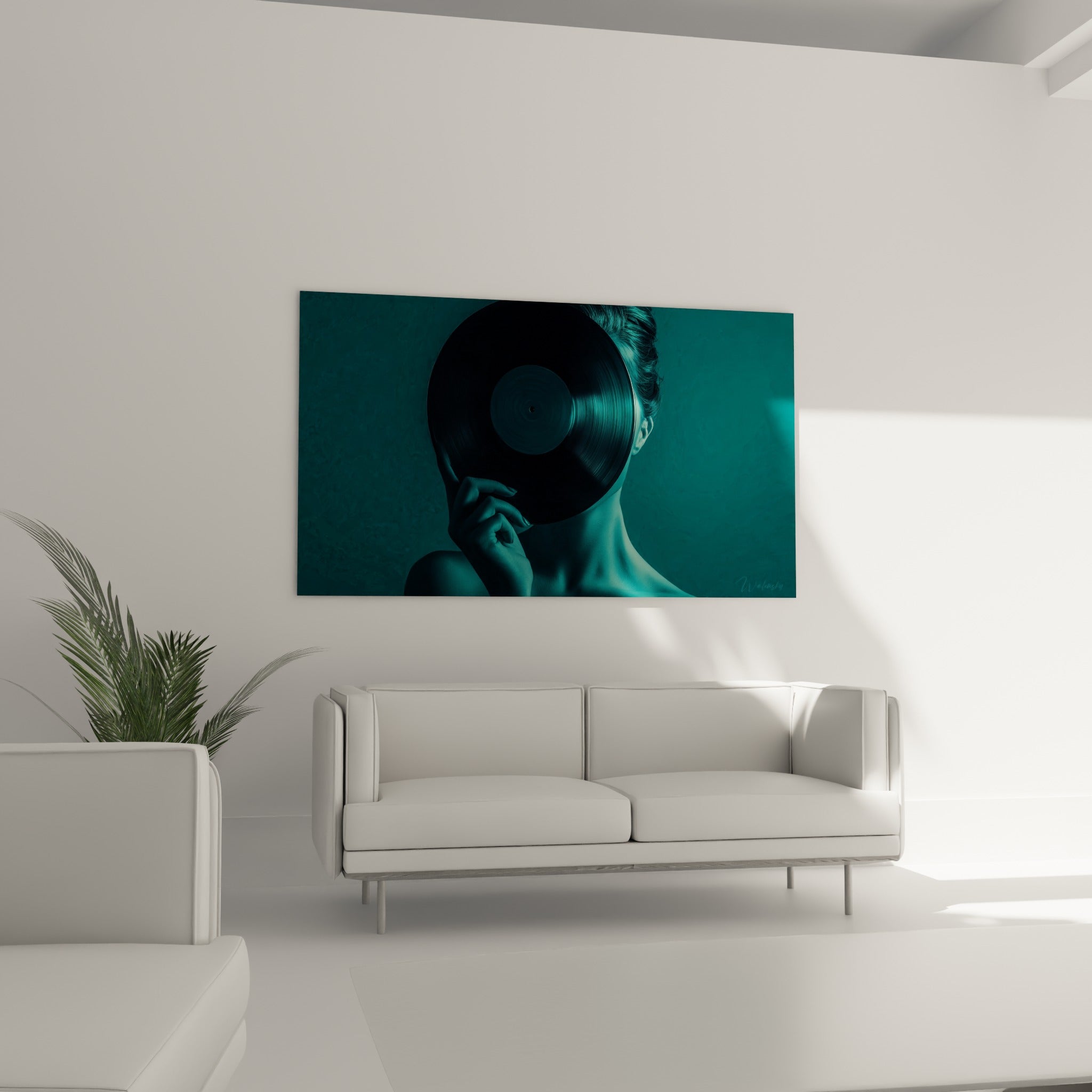 Femme au vinyle noir sur fond bleu profond et anthracite, au-dessus d'un canapé dans un salon lumineux