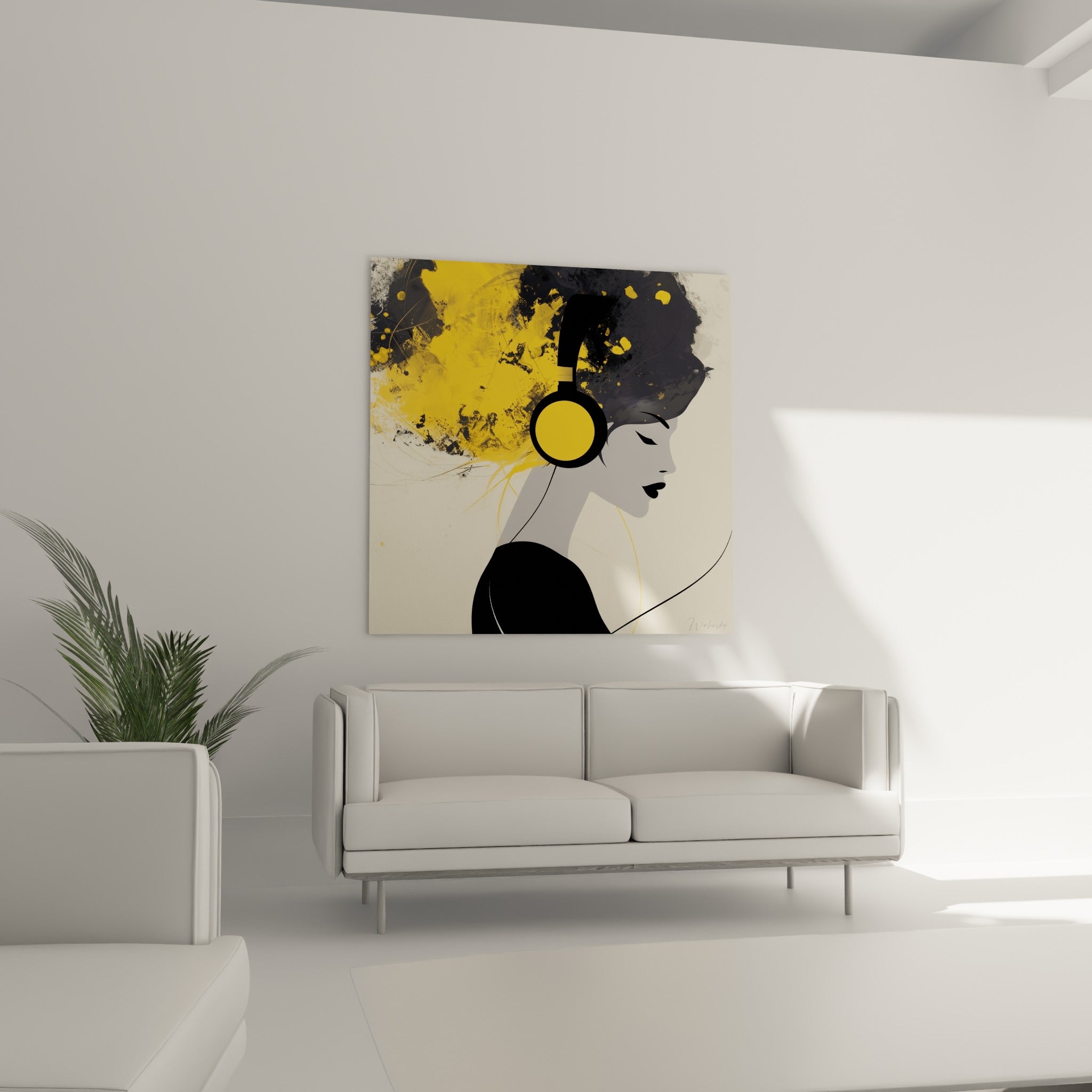 Portrait graphique jaune et noir d'une femme casquée, suspendu au-dessus d'un canapé dans un salon lumineux.