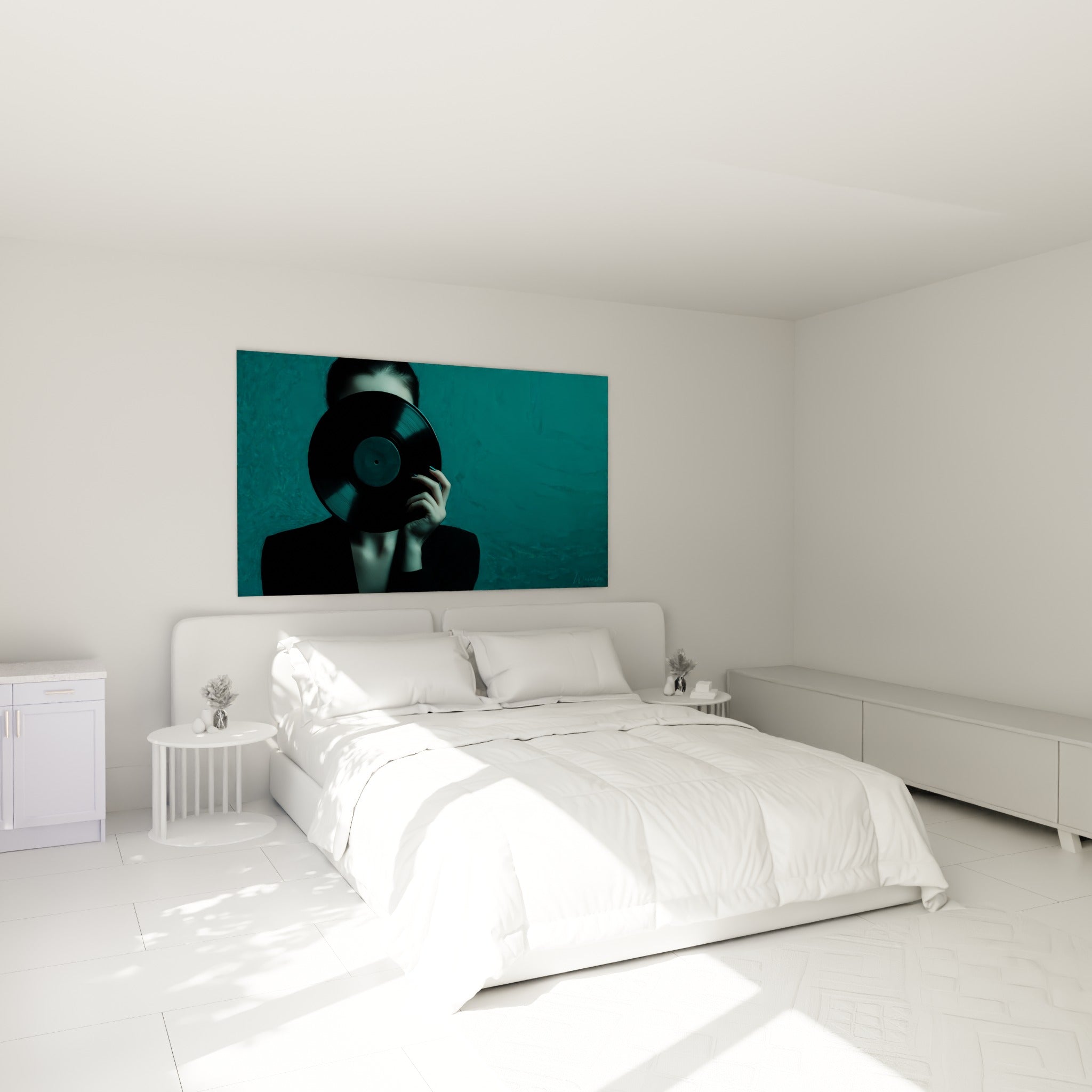 Silhouette masquée par un disque vinyle noir, tons bleu sarcelle, au-dessus d'un lit dans une chambre claire